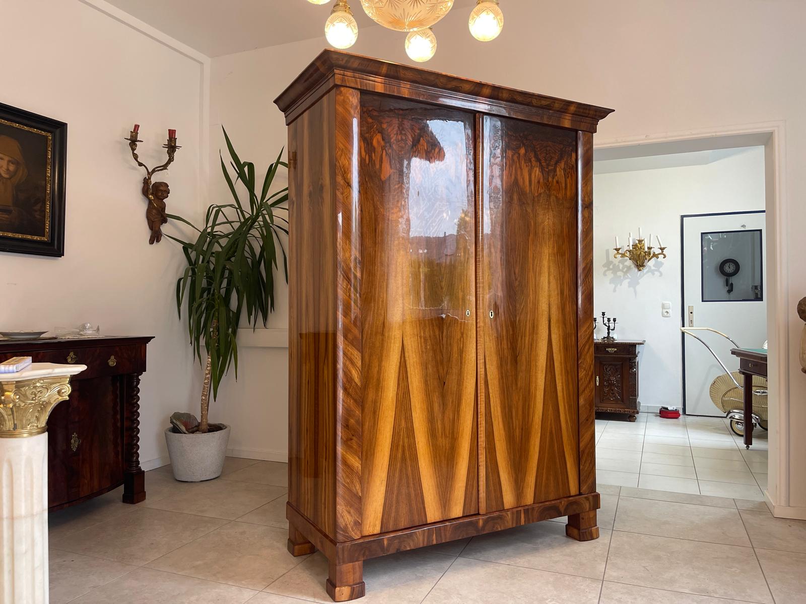 ef3850d2-e618-4834-a313-213bd5e924c4-1 Restaurierter Biedermeier Schrank mit Nussholz-Furnier und Kleiderstange A4934
