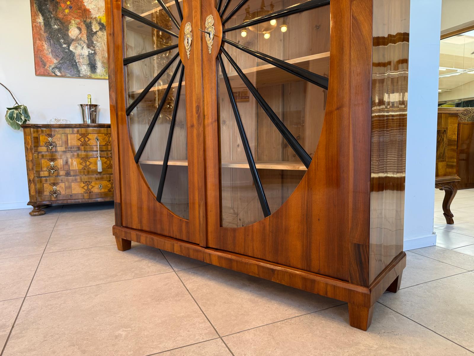 Biedermeier Vitrine Sonnenvitrine Bücherschrank Bibliotheksschrank Nussholz D2607