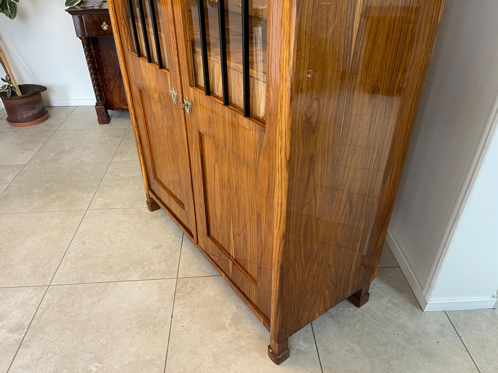ad8f142e-e8a7-4020-9227-8ca3a3b558a3 Antiquität Sale Biedermeier Vitrine Bücherschrank Nussholz Antiquität A4932