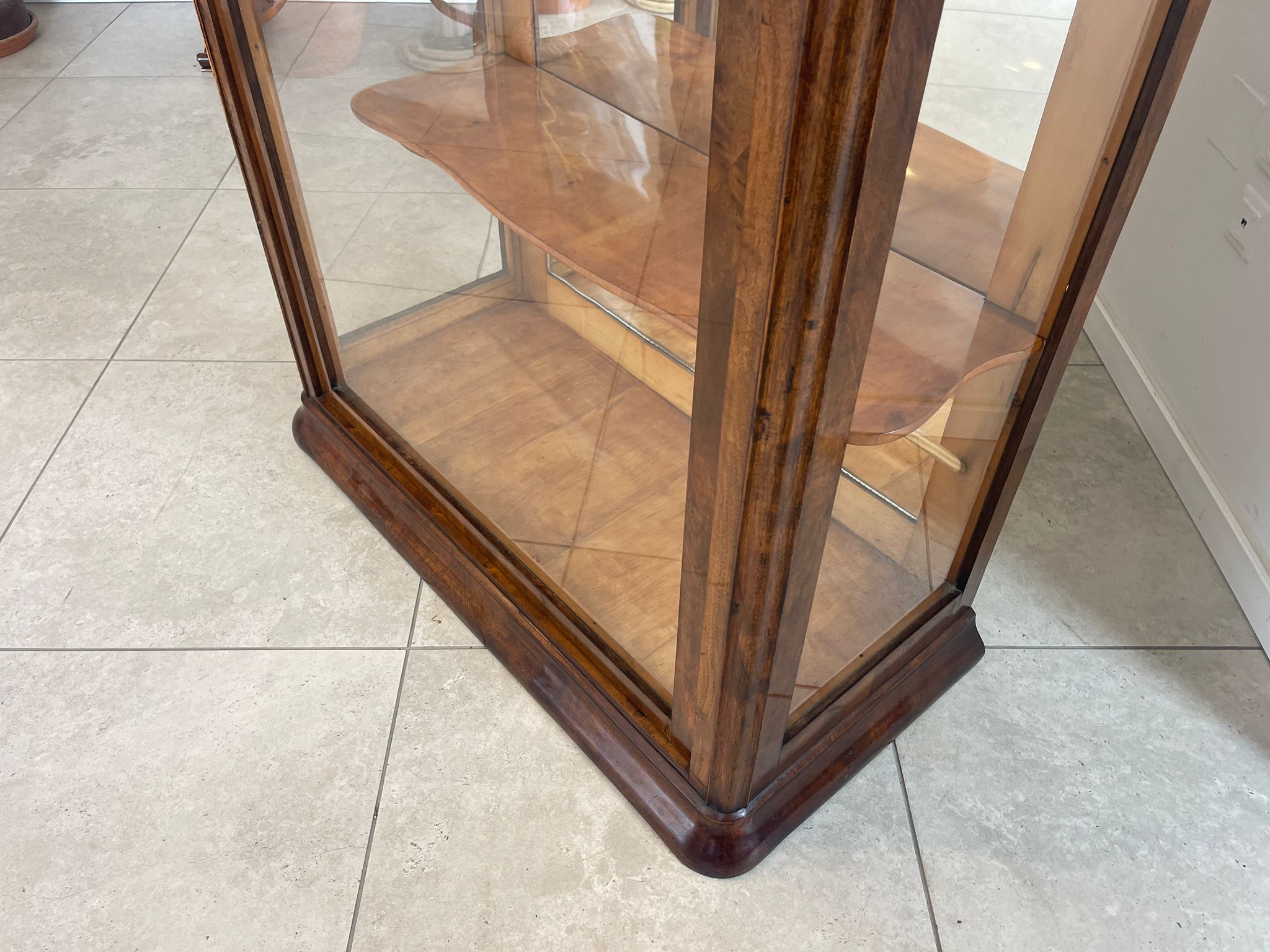 Restaurierte Biedermeier Vitrinenschrank Glasschrank Nussholz Antiquität G1615