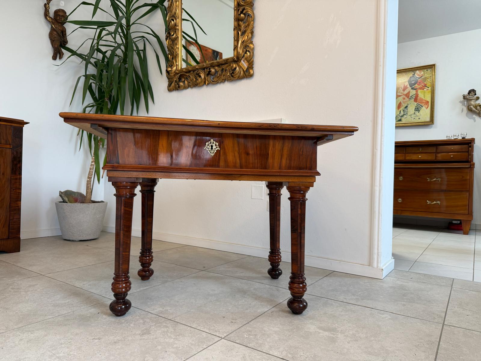 Restaurierter Barock Tisch Nussfurniert Marketiert Anquität G1834-1