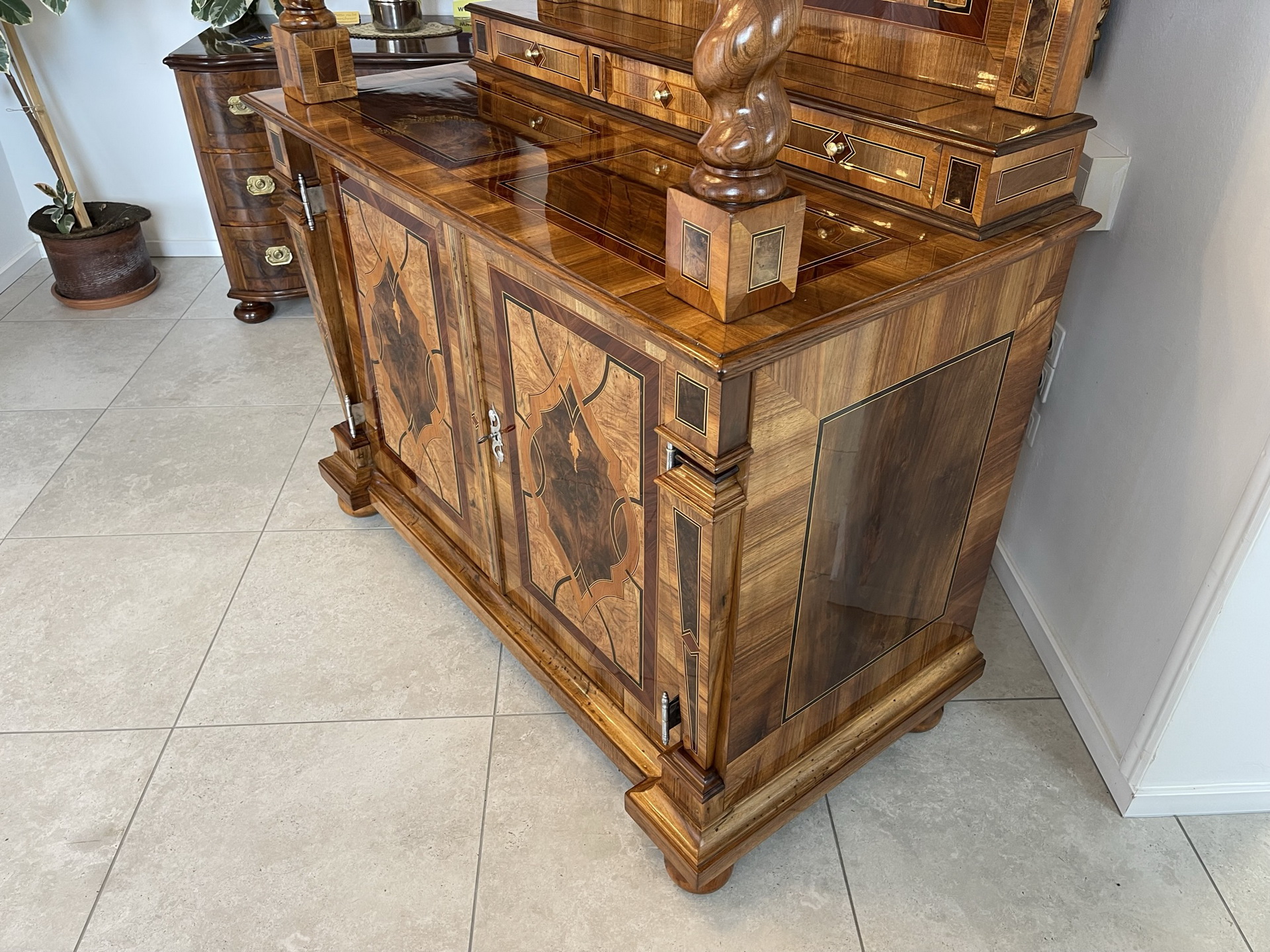 bauernschrank-bauernmoebel_133 Barock Sekretär Tabernakel Antiquität Stollenschrank mit Vollsäulen B1636