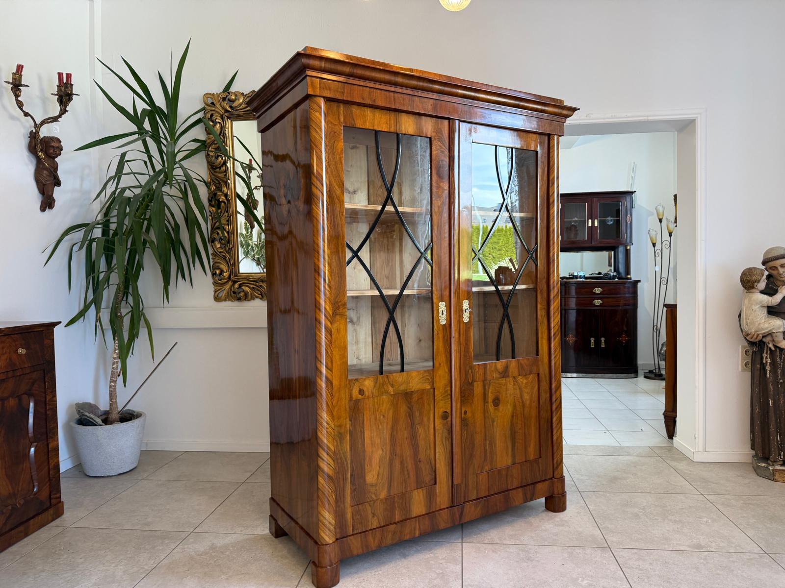 Biedermeier Vitrine Bücherschrank Restauriert Nussbaum Antiquität SALE D2396