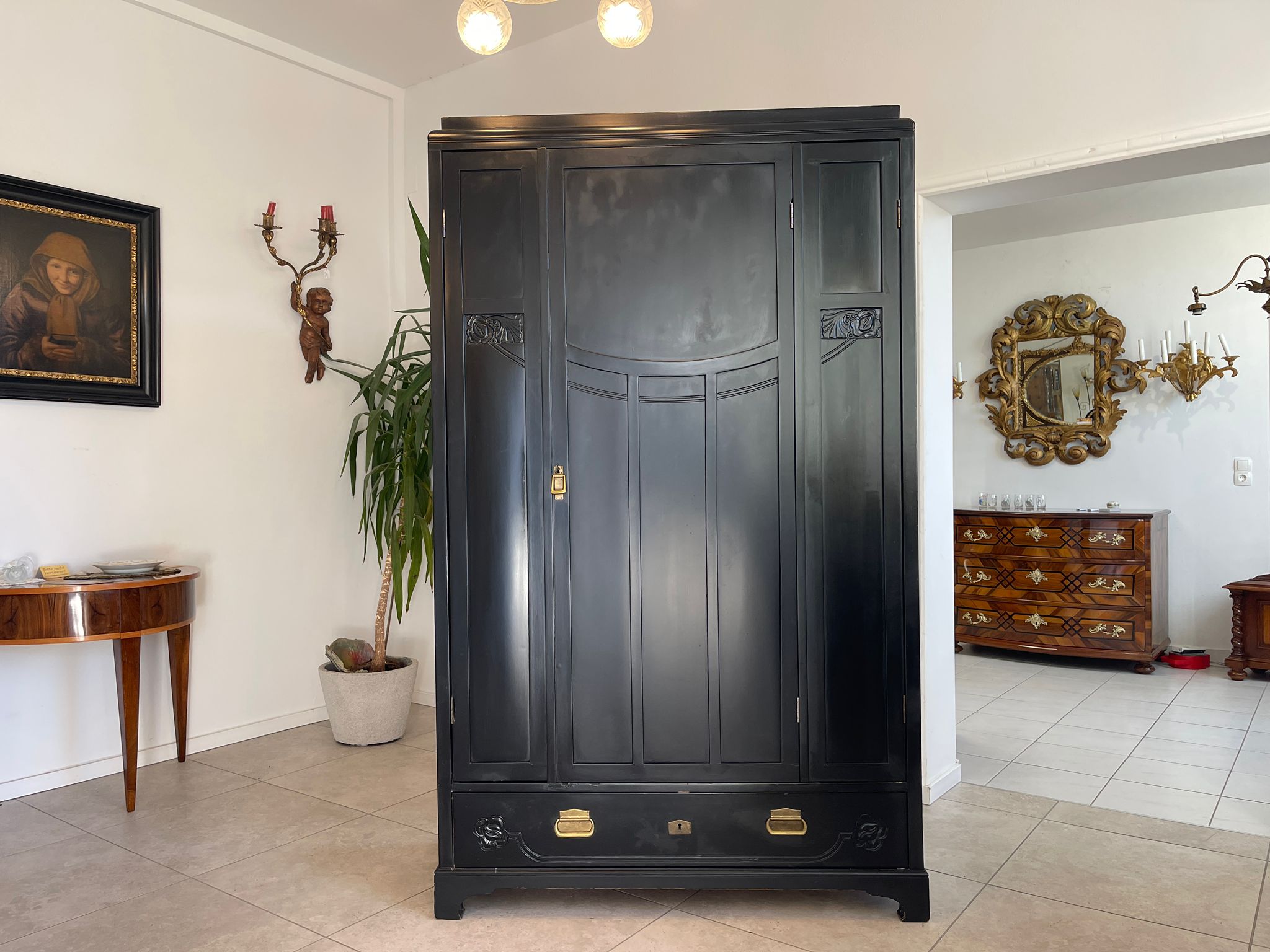 bec5315e-9a6f-4c21-8dec-ed10a31ee894 Jugendstil Garderobenschrank Schwarz - Antiker Schrank mit floralen Mustern A5051