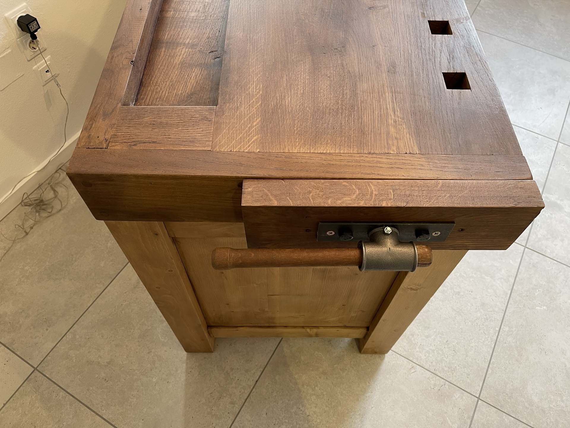 barock-biedermeier_119 Urige Antike Hobelbank, Alte Werkbank aus Eichenholz mit Ladenelement B1192