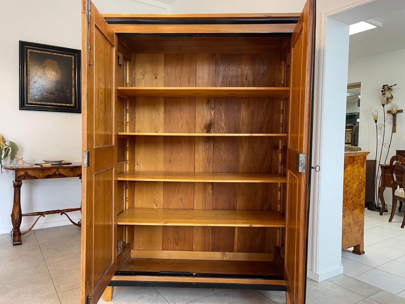 Originaler Biedermeier Schrank mit Nussholz-Furnier Kleiderstange G1513