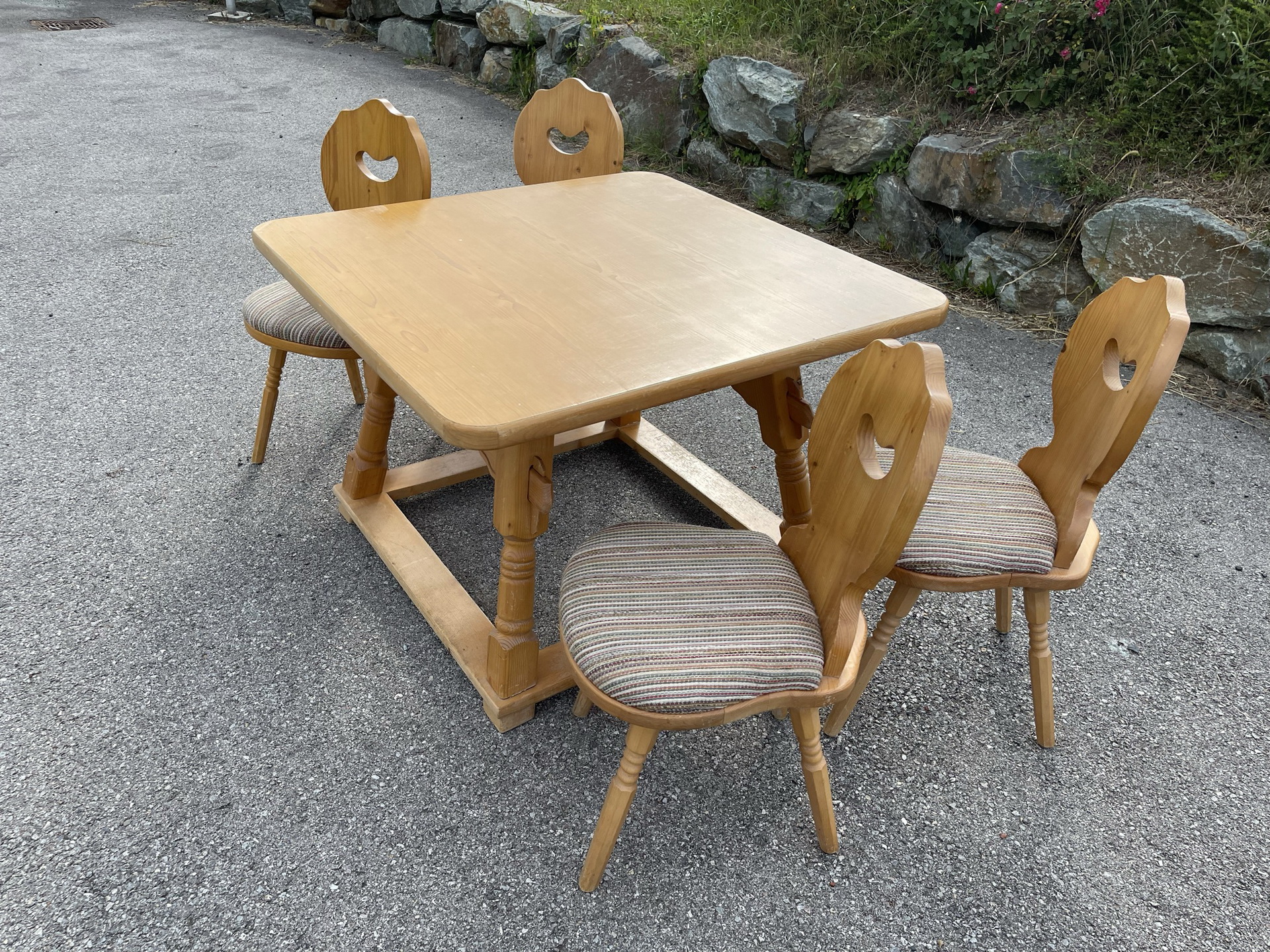 bauernstube-bauernkasten-_154 bäuerliche Sitzgruppe Tisch 4 Bauernsessel A3116