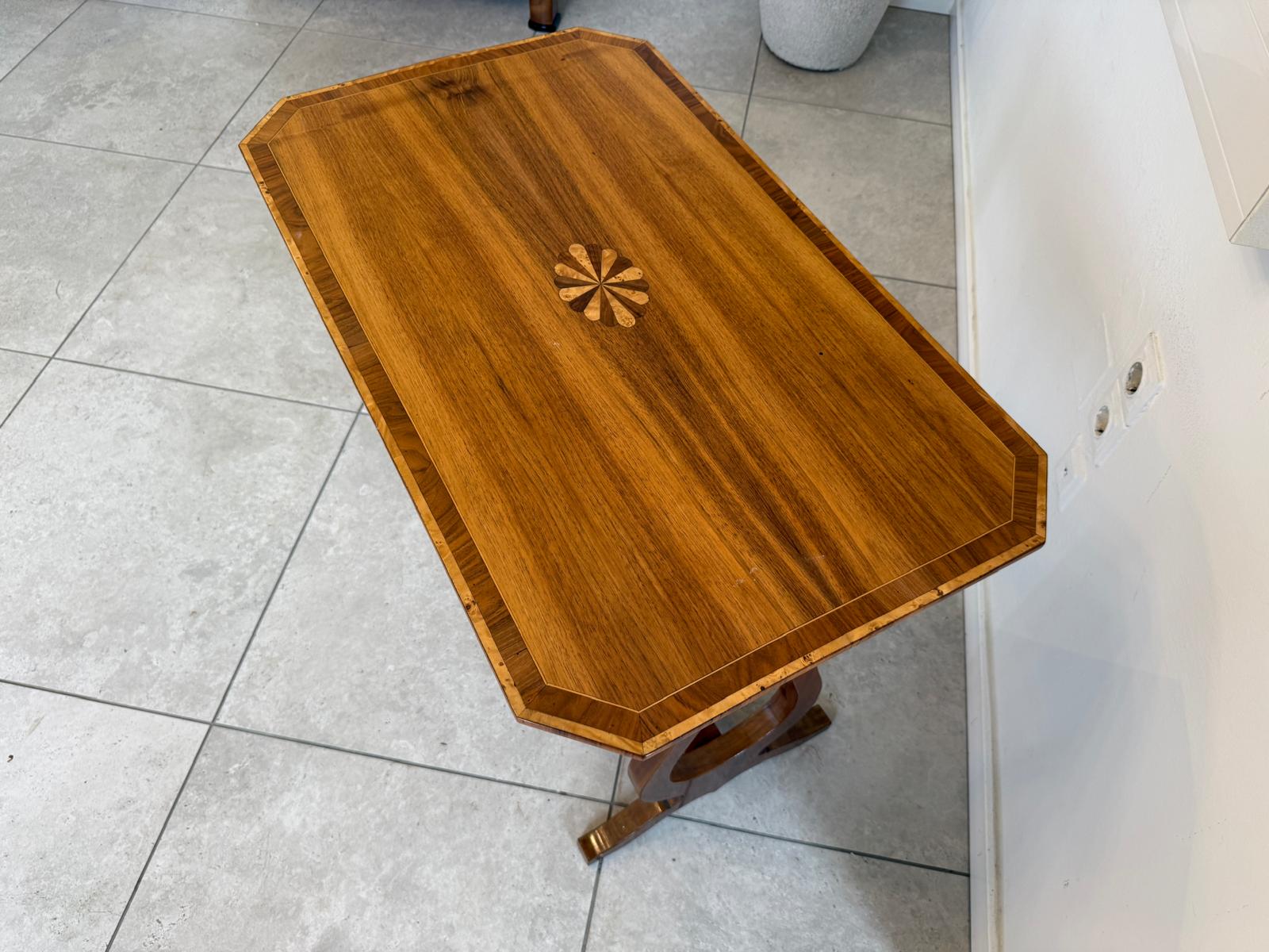 Spätbiedermeier Tischerl Biedermeier-Tisch Nussholz Lyra Tisch D2359