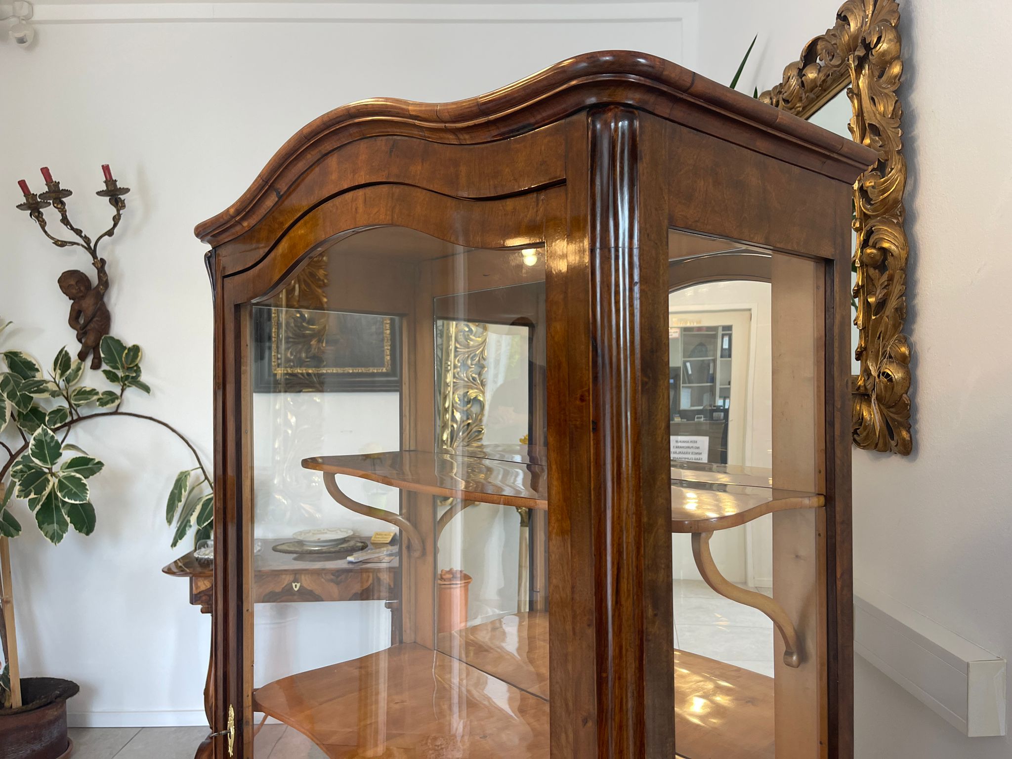 Restaurierte Biedermeier Vitrinenschrank Glasschrank Nussholz Antiquität G1615