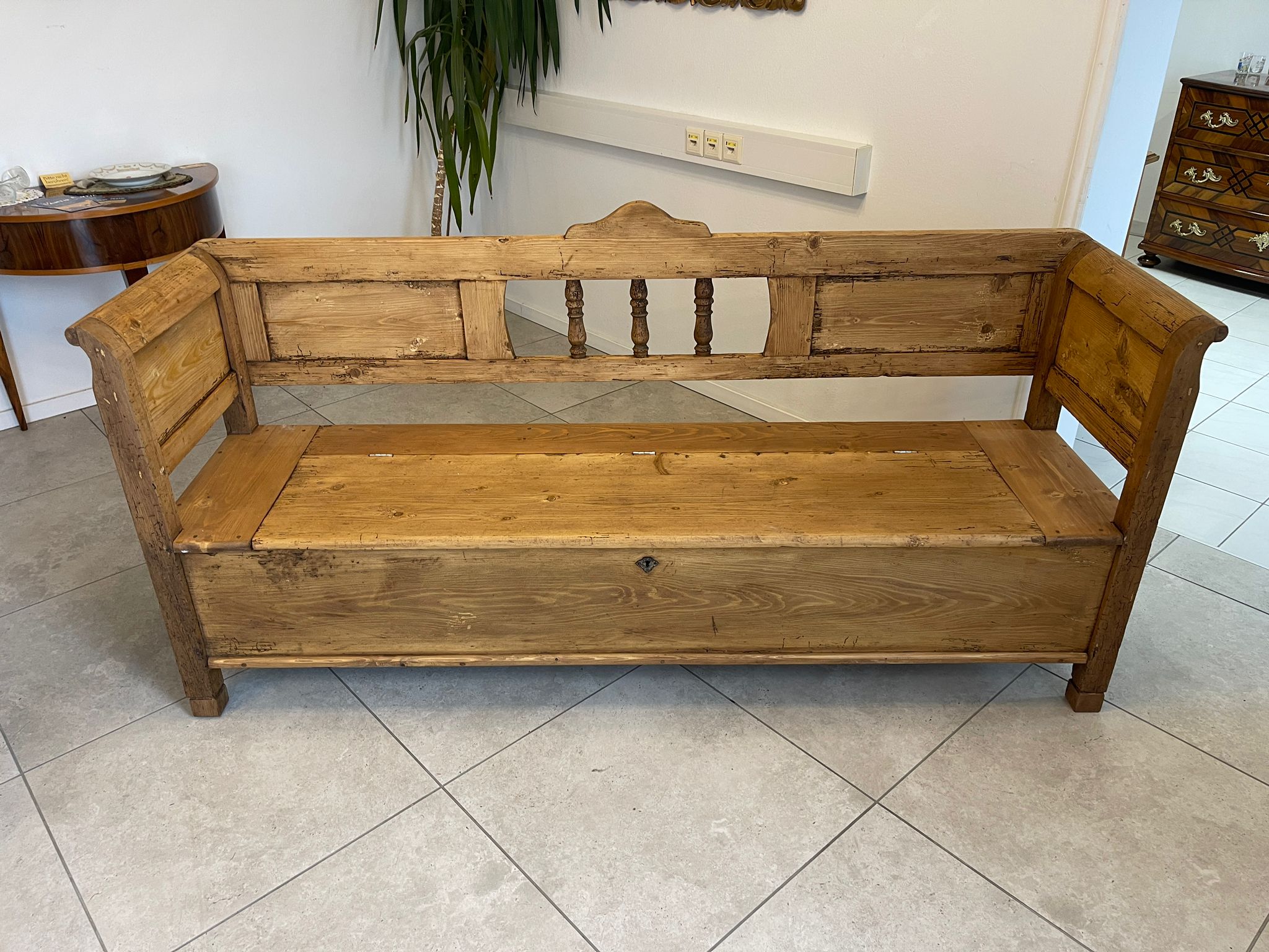 4912d5c1-d00b-4e8b-8704-7e4d5af84b44 Provinzielle Biedermeier Truhenbank Landhausbank A5065