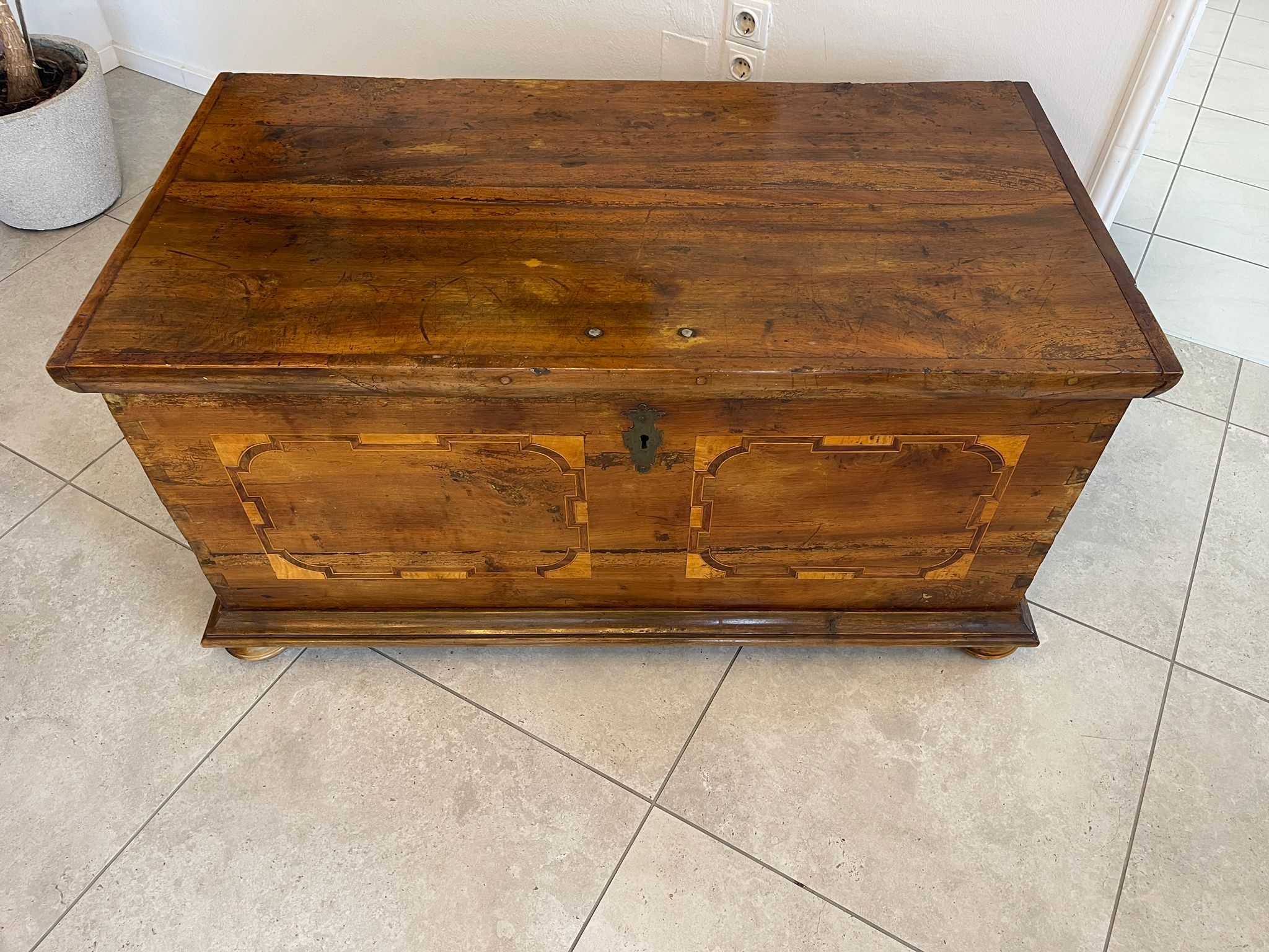 b5f4535a-7938-4a06-a819-77ca9cd08d09-1 Sale Barock Truhe Nussholz Hartholz A4955