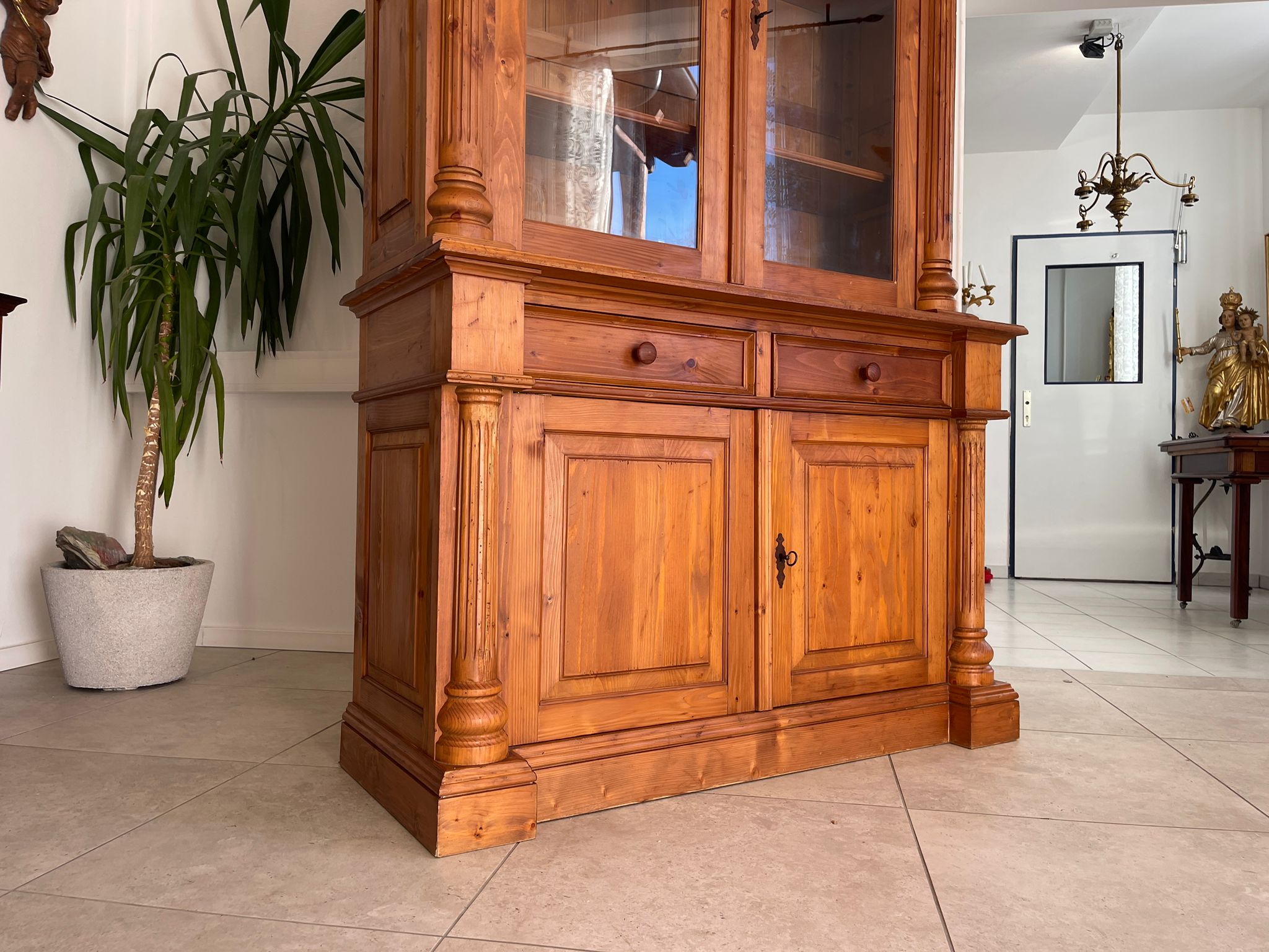 3ec5db9e-15d5-4f4c-b596-39624208d2e4 Bäuerlicher Vitrinenschrank Bücherschrank Bauernschrank A4984