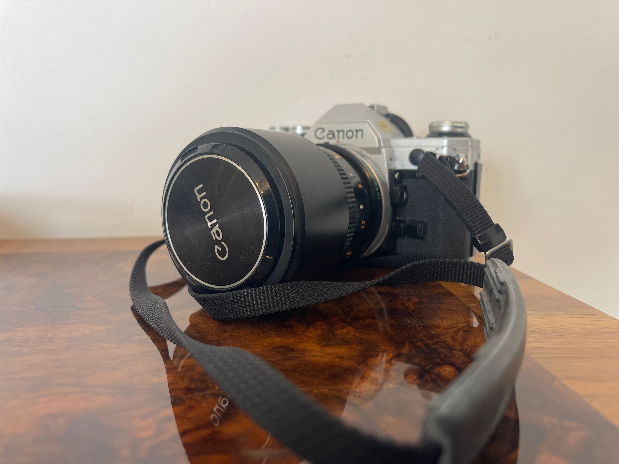 Canon AE1 Spiegelreflexkamera mit automatischer Belichtungssteuerung