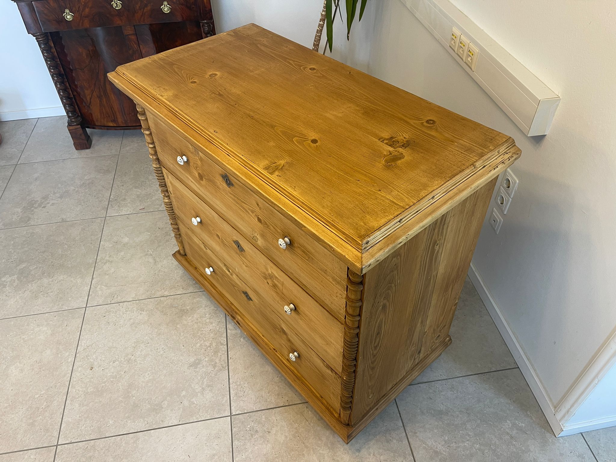 f1064fba-d54d-449f-b35f-dabb5cb1144b Restaurierte Biedermeier Kommode 3 Laden - Biedermaier Möbel A4857
