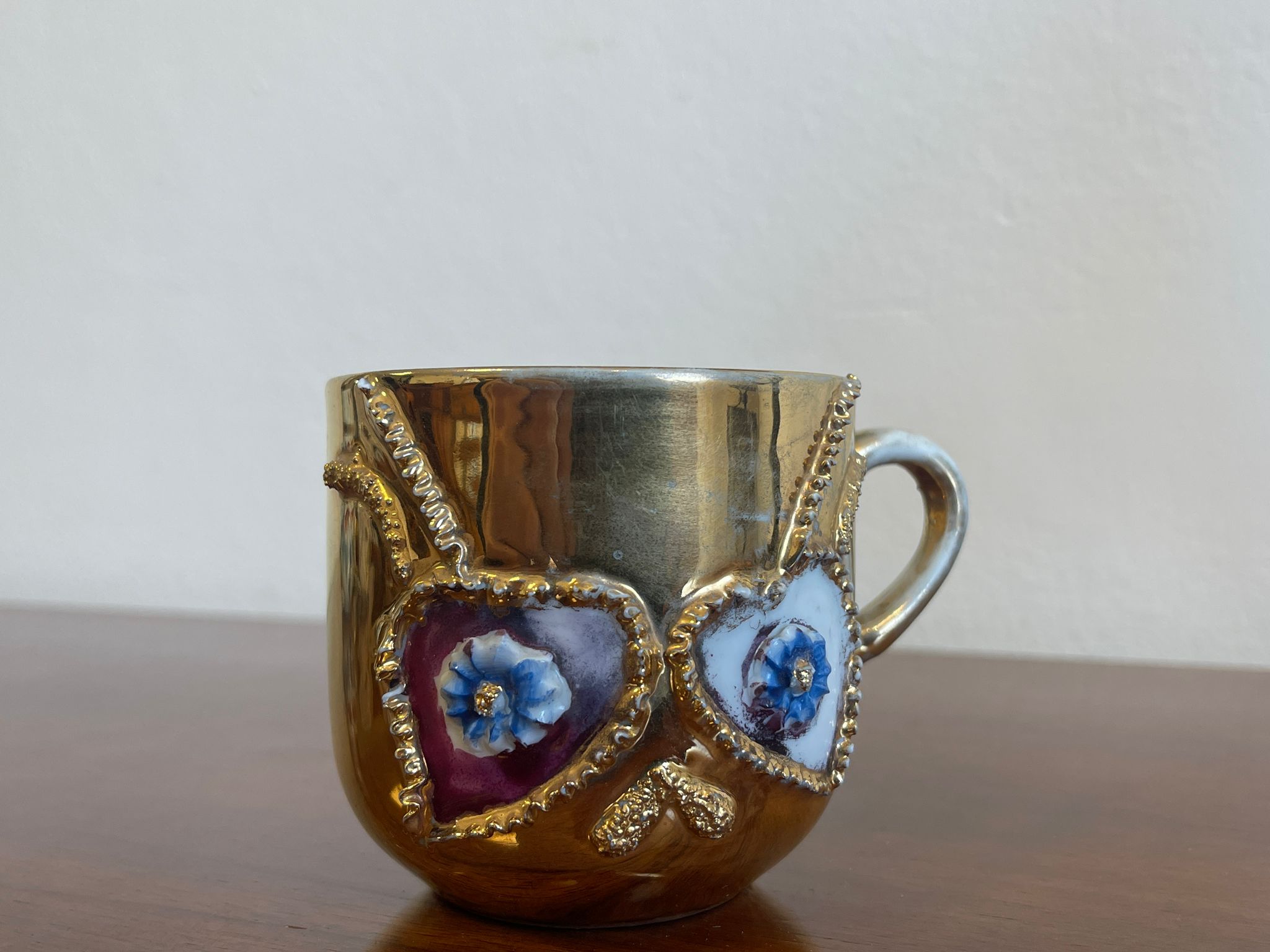 79d94d5b-5914-411b-bffd-8a13b2db3a2a-1 Antike Erinnerung Rosenhäferl Rosentasse bemalt  A4916