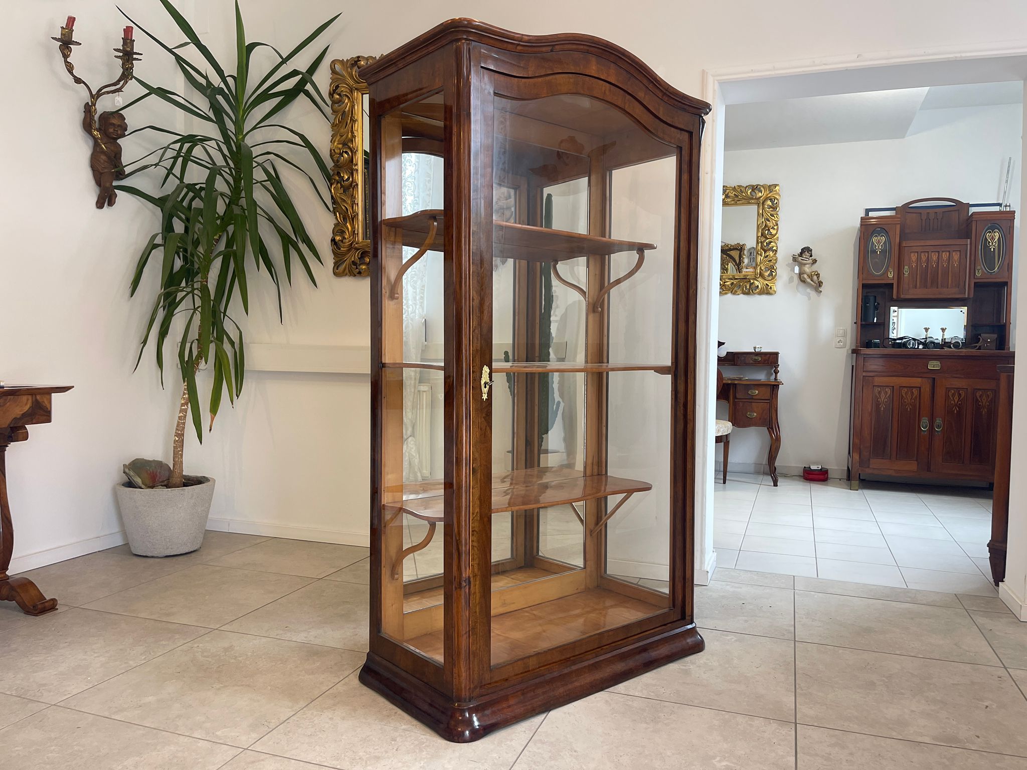 Restaurierte Biedermeier Vitrinenschrank Glasschrank Nussholz Antiquität G1615