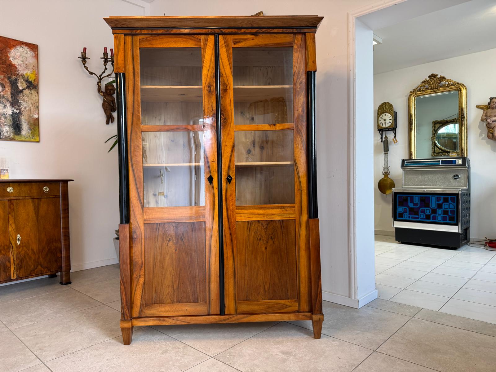 Biedermeier Vitrine Bücherschrank Restauriert Nussbaum Antiquität SALE D2293