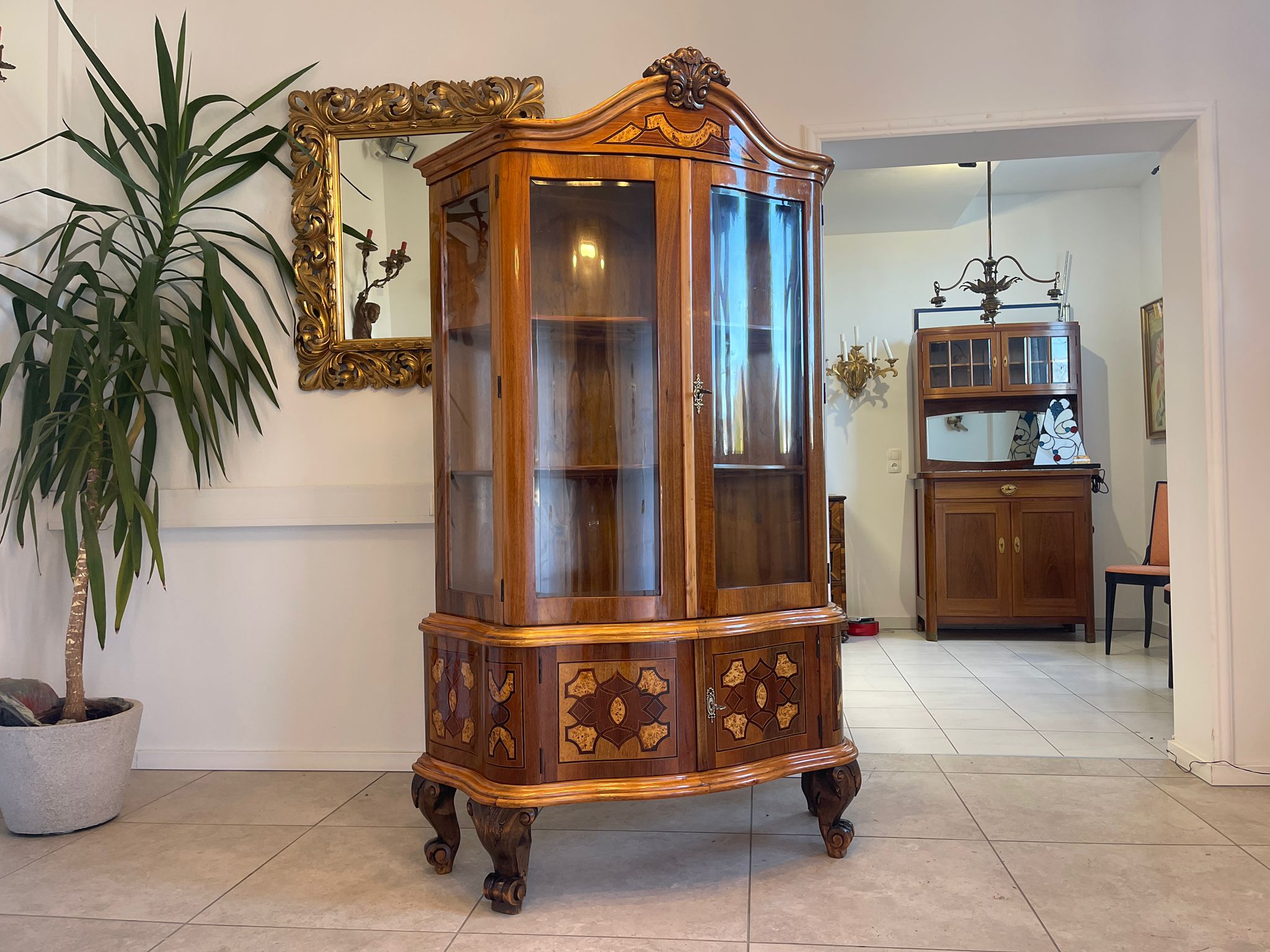842de967-8106-4e3e-8a17-3d8c380c9bdb Restaurierte Barock Vitrine Glasschrank mit Marketerien aus Holz A5100