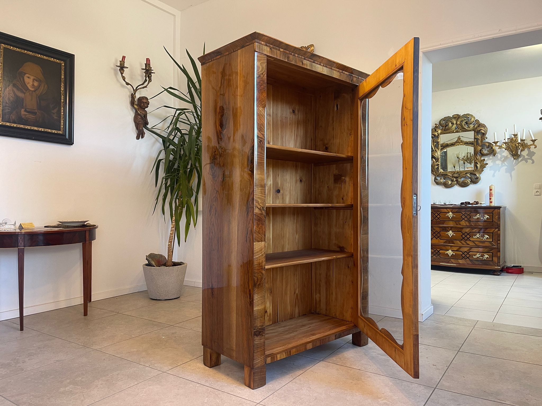 754c15cd-0278-4655-83b6-2911c2cc7f50 SALE Biedermeier Vitrine Bücherschrank Sammlervitrine, Nussholz A5102