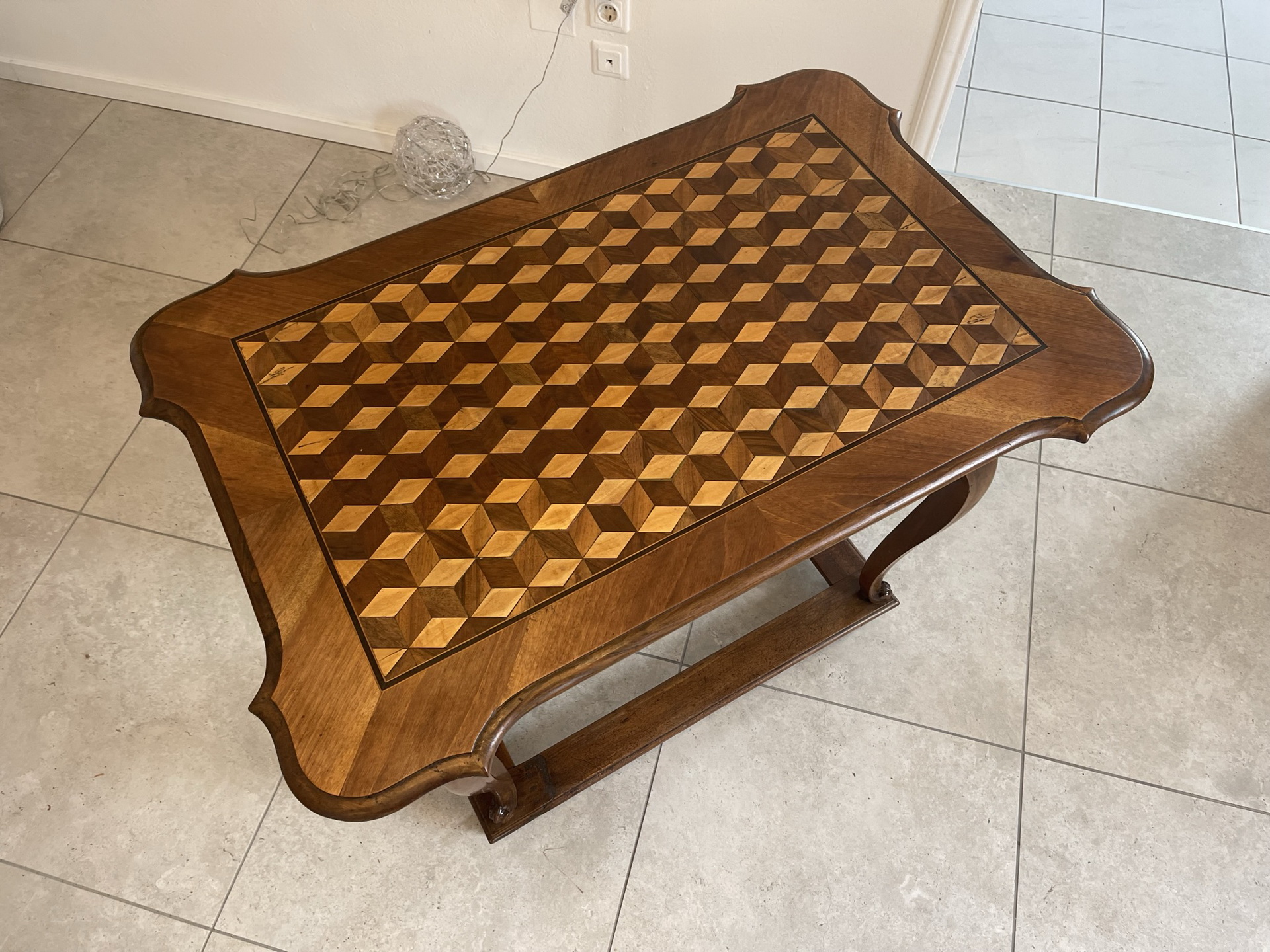 Waffenschrank-Bauernkasten_70 Originaler Barock Tisch Antik aus Nuss, Spieltisch, sehr schöner Zustand B1111
