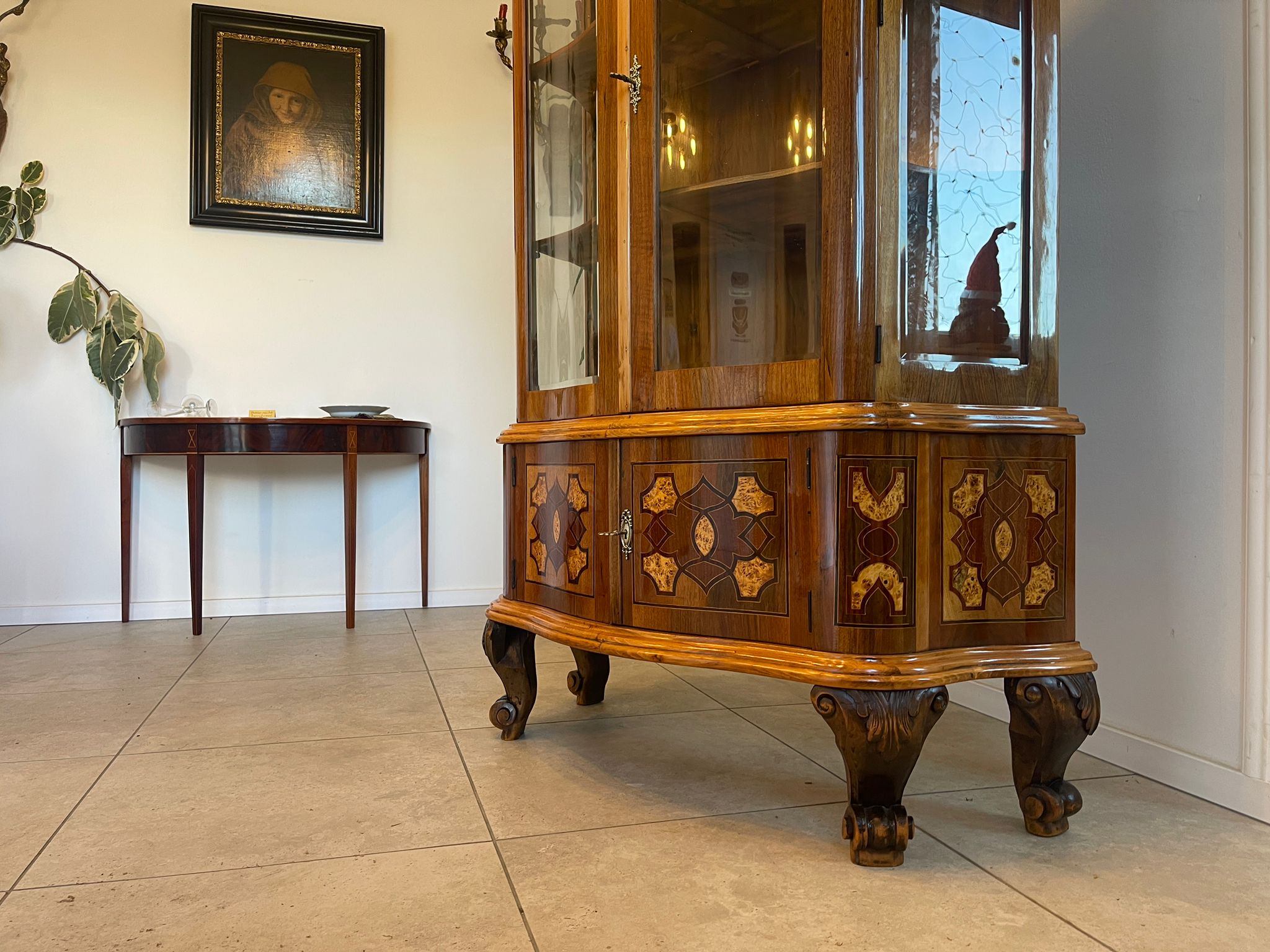 cf59207f-66a5-4ed8-9d44-891c62ed6afc Restaurierte Barock Vitrine Glasschrank mit Marketerien aus Holz A5100