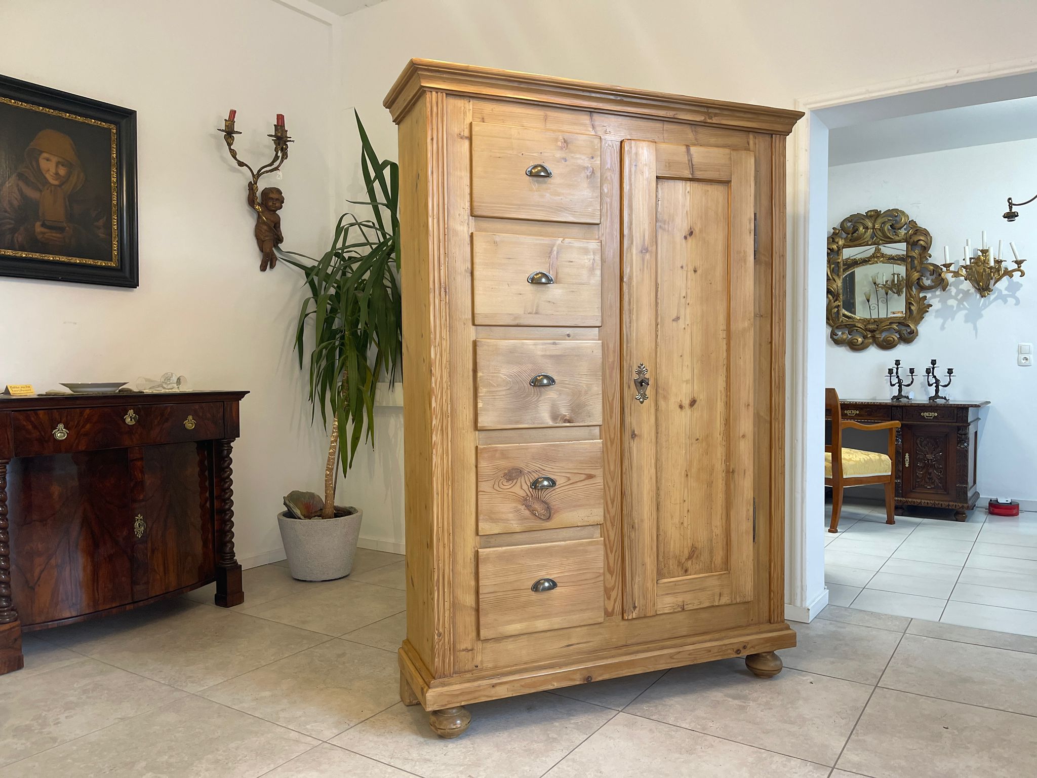 4f8ed11b-af60-4a2d-ae4b-1fb80f5d8a3a Bäuerlicher uriger Brotschrank Almerschrank Speiskasten Bauernkasten A5029