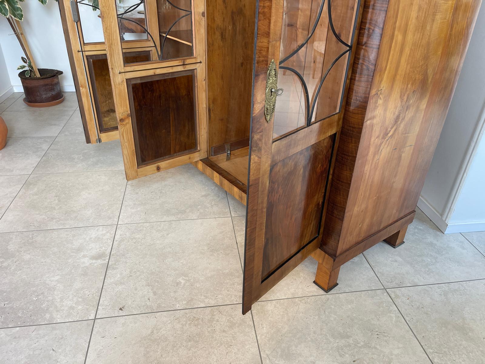 Biedermeier Vitrinenschrank Glasschrank Nussholz Kleiderschrank G1647