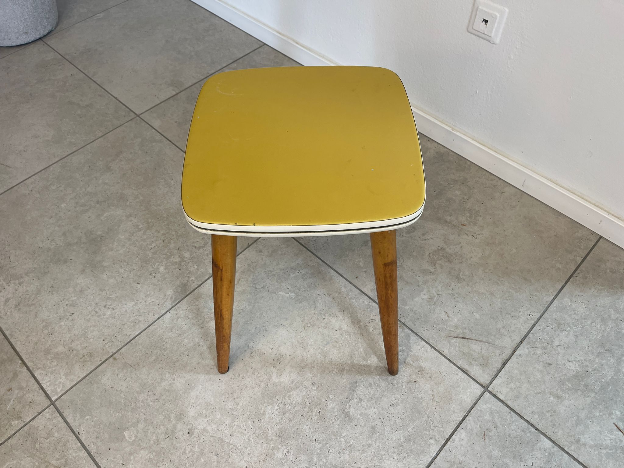 28320b55-a4ae-4c79-a82b-1b9c725359f5 50er Jahre massiv Hocker, Hocker, Dreibein Beistelltisch, Mid Century A4867