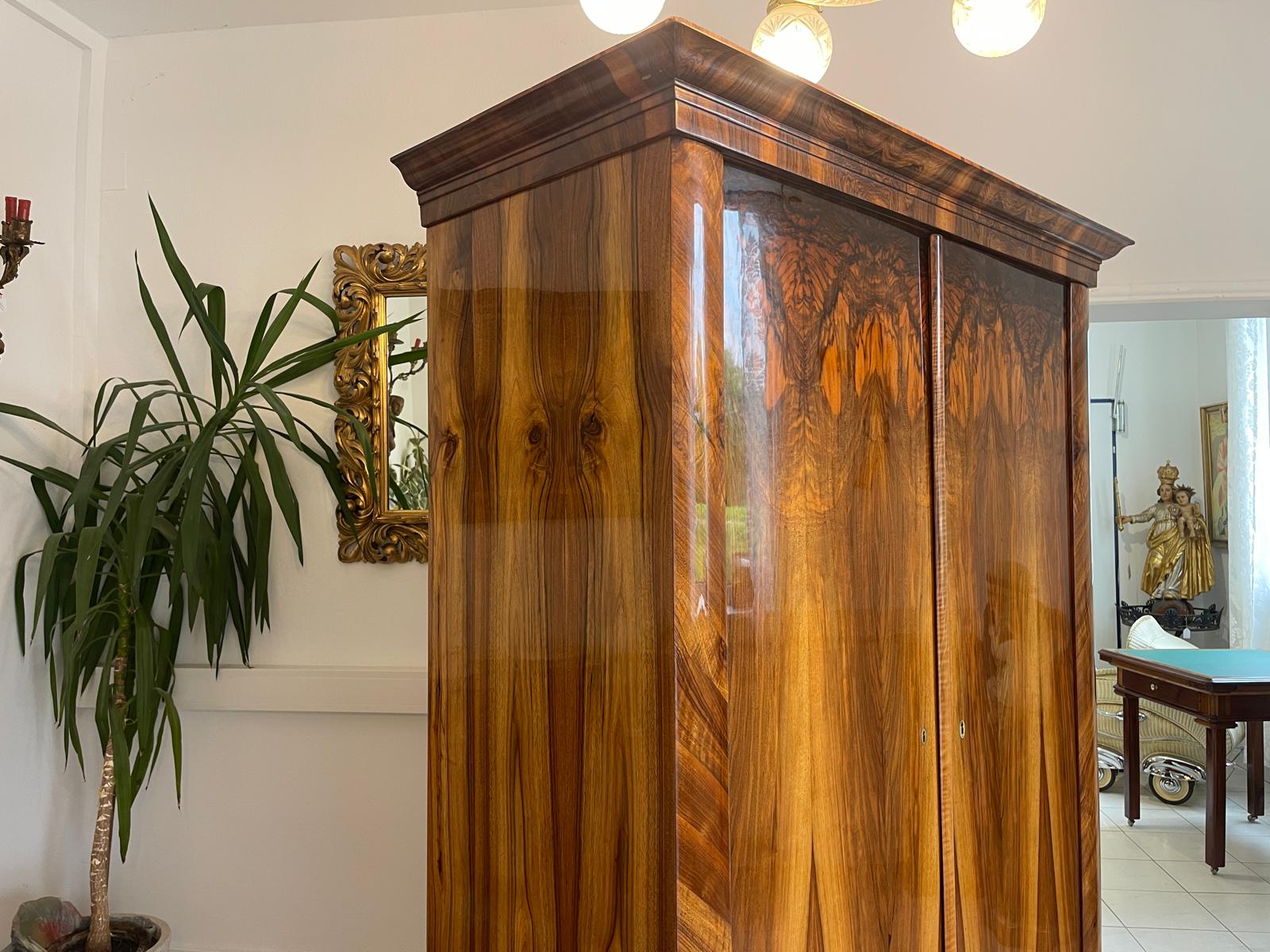 48e9b812-8549-4fc1-abd5-eb6597ce032f Restaurierter Biedermeier Schrank mit Nussholz-Furnier und Kleiderstange A4934