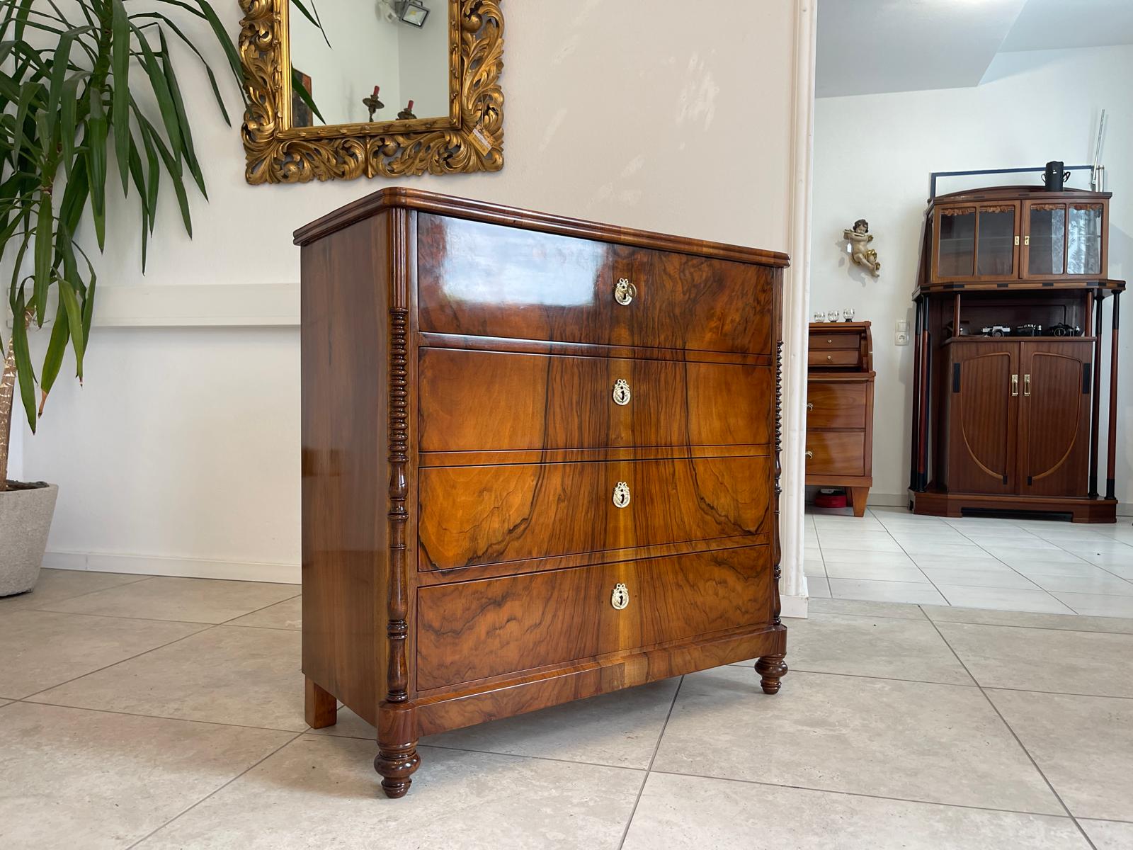 Restaurierte Nussholzfurnierte Spät Biedermeier Kommode Antiquität G1744