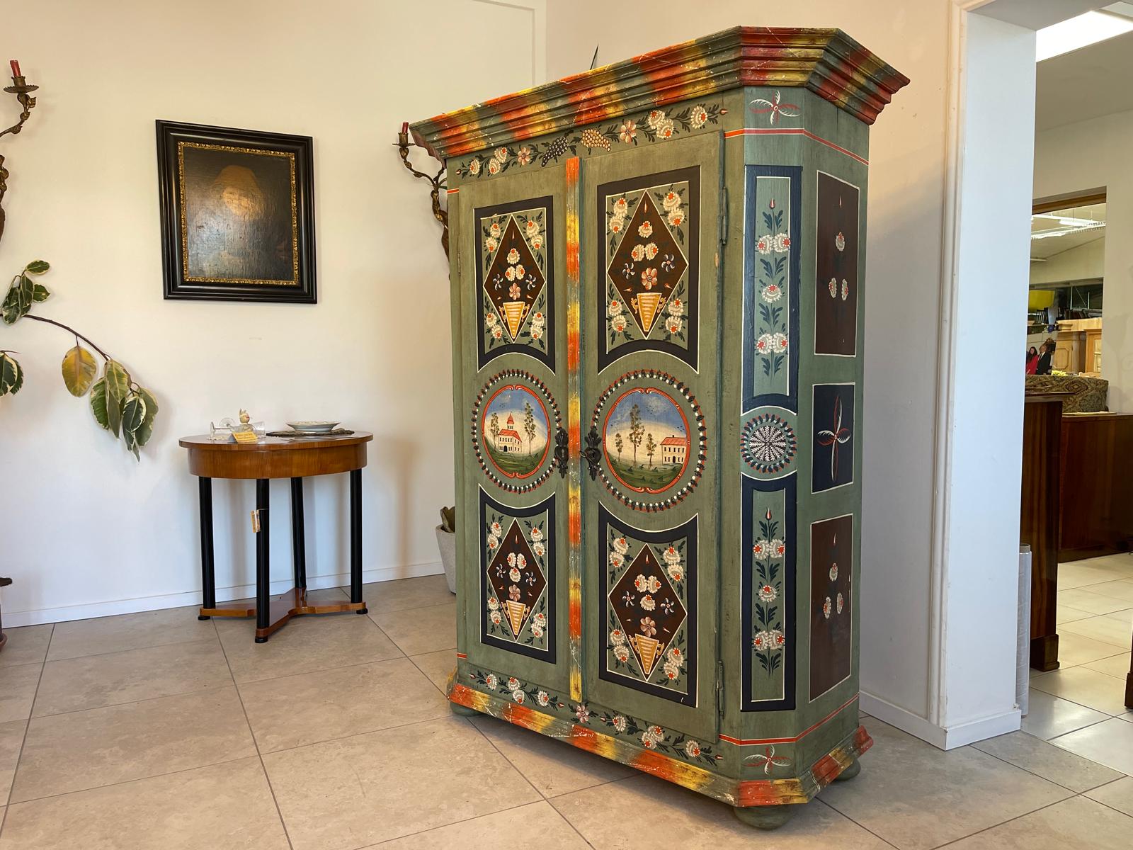 Handbemalter Bauernschrank mit Blumendekor, antiker Bauernkasten G1306