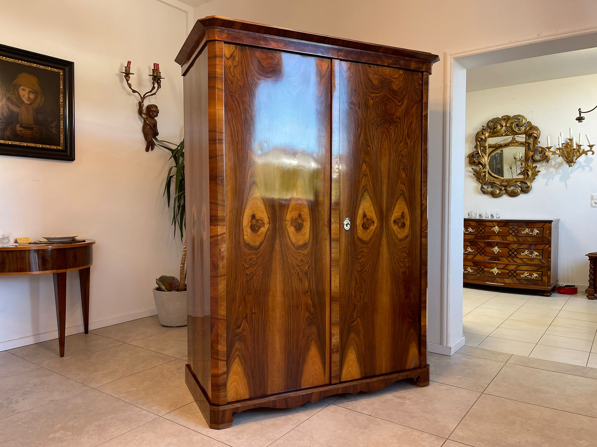 eb13f20e-3067-4e84-99a5-16eb04d8bcf1 Restaurierter Biedermeier Schrank Garderobe mit Nussbaumfurnier A5050