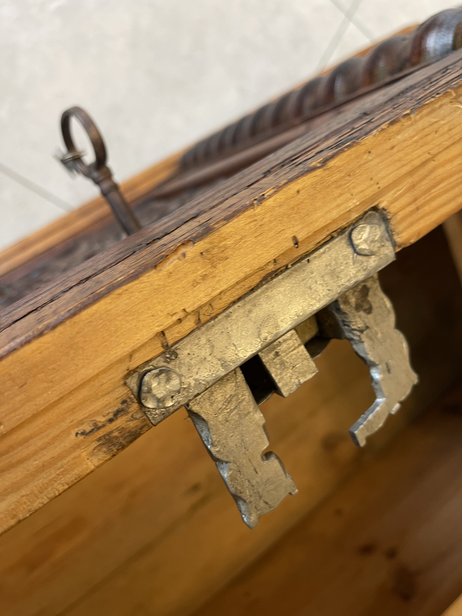 Barock-Biedermeier-125 Originale Barock Truhe Beschnitzt Naturholz A4190