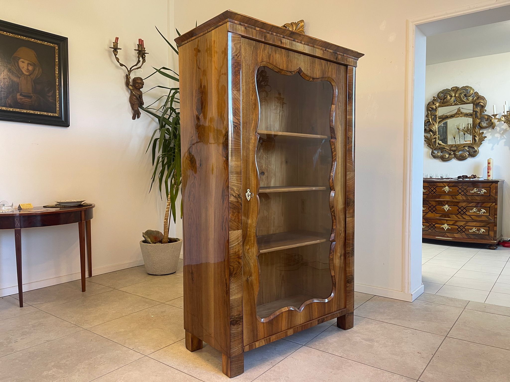 5a05c543-5ffa-433e-9a0f-79ef42795115 SALE Biedermeier Vitrine Bücherschrank Sammlervitrine, Nussholz A5102