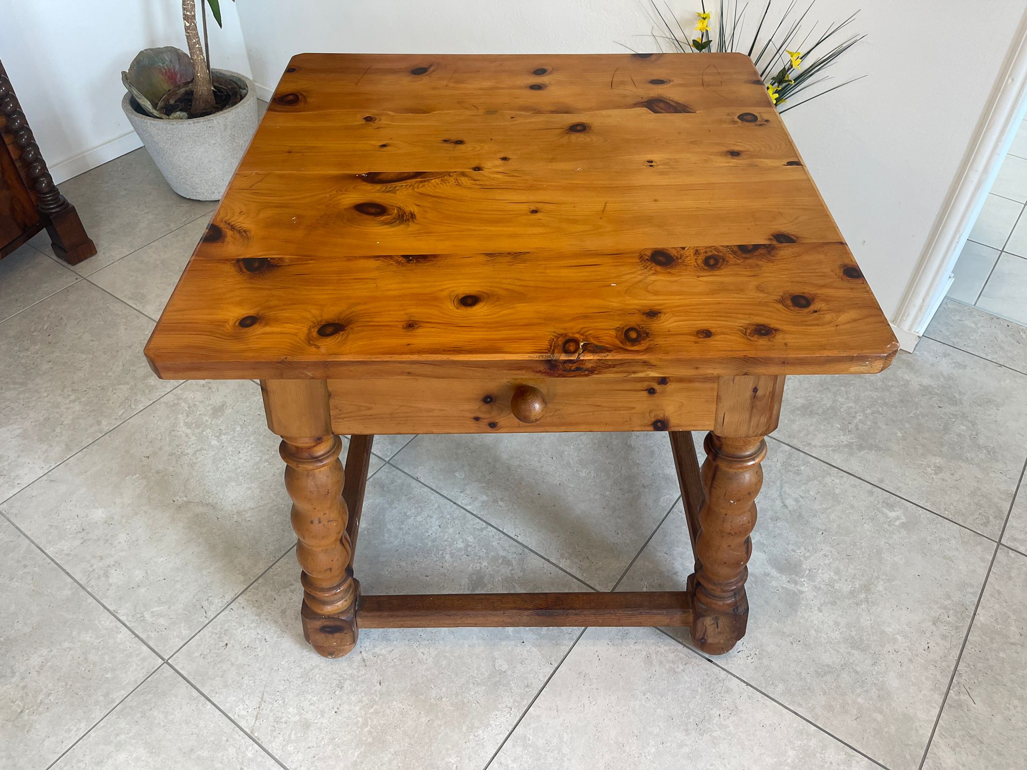 Alter Bauerntisch aus Zirbenholz, rustikal und antik für Bauernstube A4768