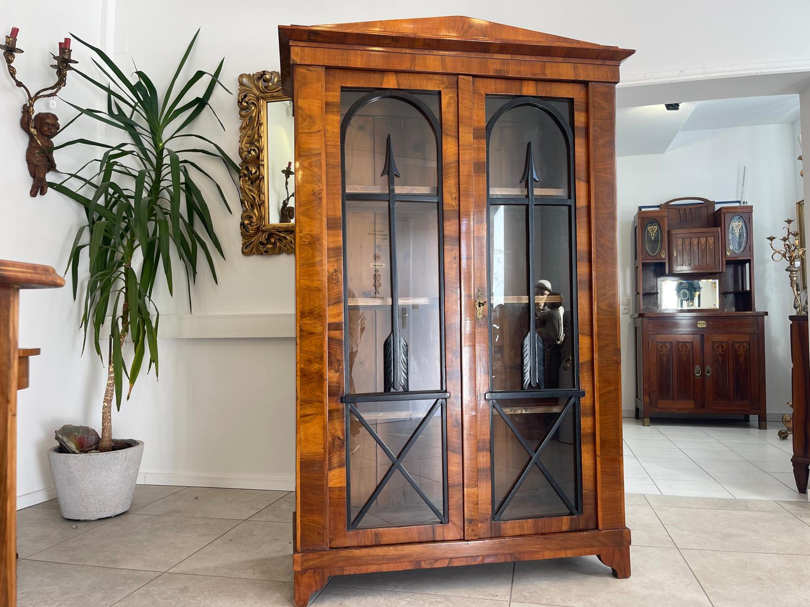 Altrestaurierte Biedermeier Vitrinenschrank Glasschrank Nussholz G1286