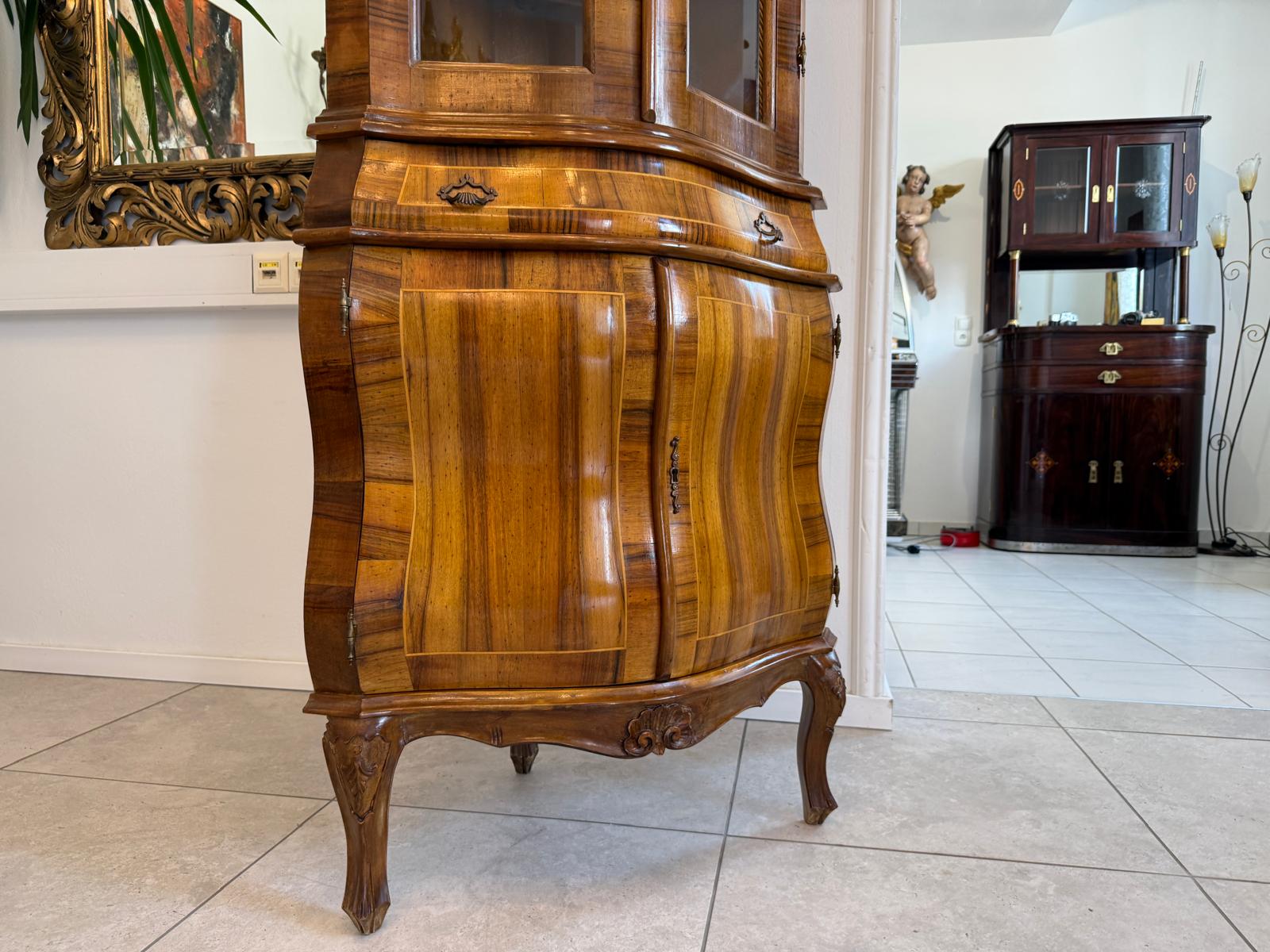 hübsche Vitrine im Barockstil Eckvitrine Eckschrank D2516
