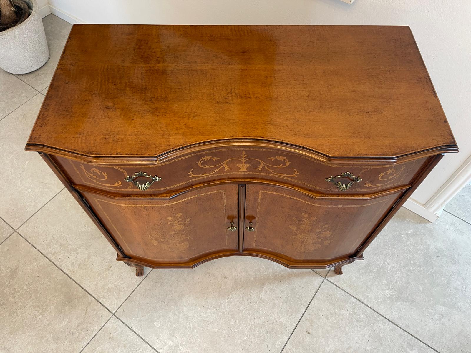 Zierliche marketierte Anrichte Sideboard Kommode Barockstil G1595