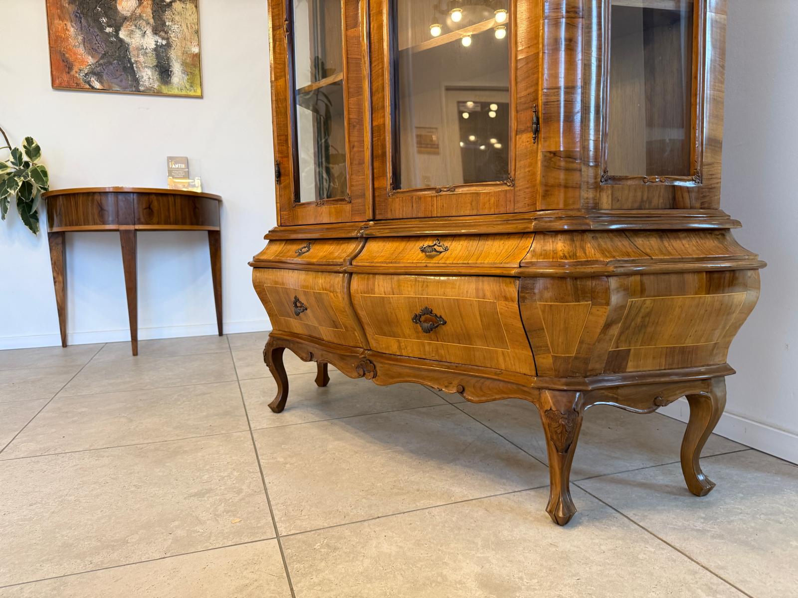 Barockstil Vitrine Intarsiert Nussholz Bücherschrank Stilschrank G2303