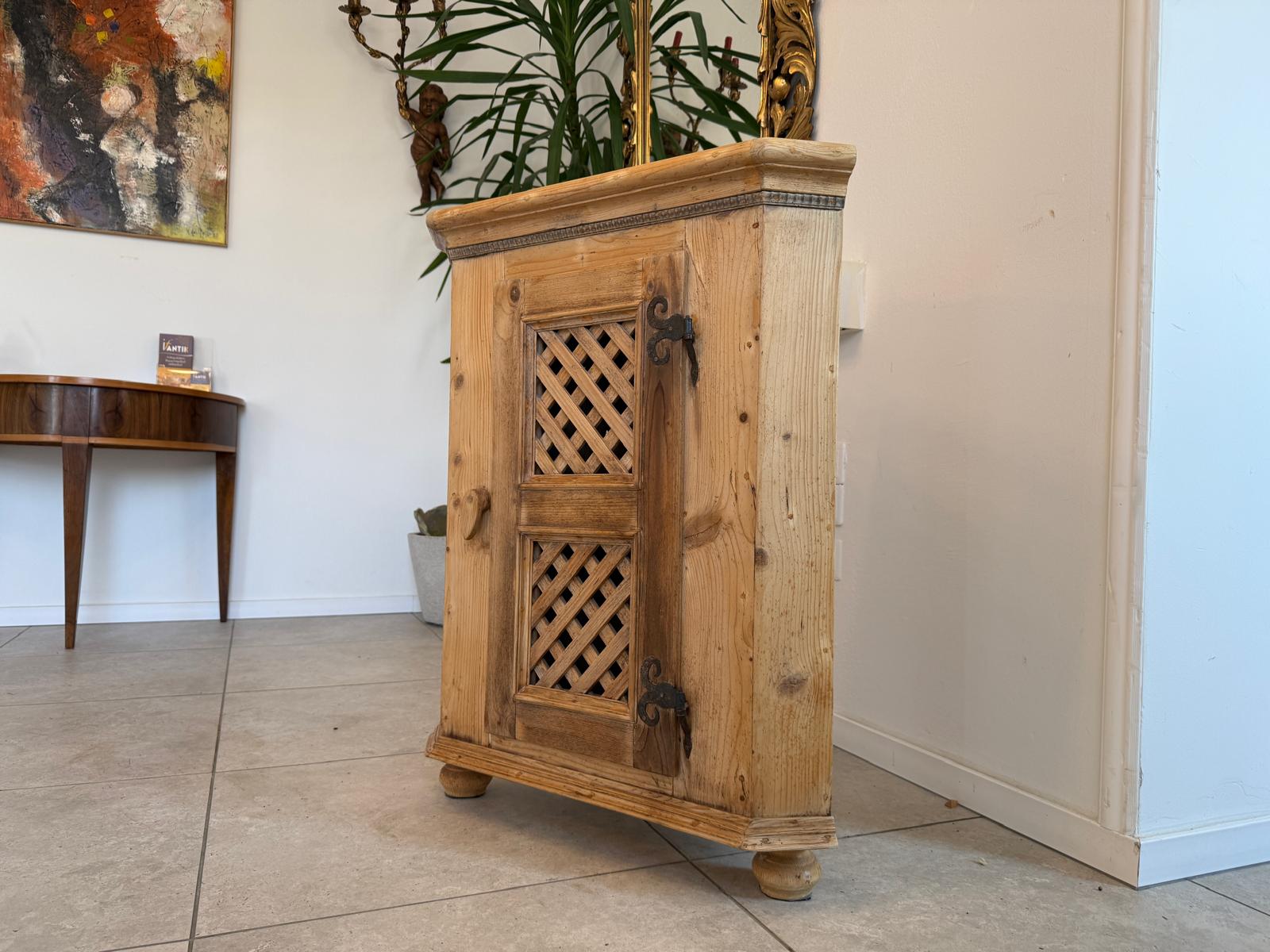 Bäuerliches Eckkasterl Eckanrichte Eckmöbel Bauernchrank G1043-1