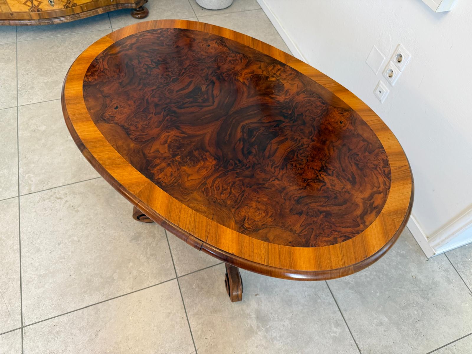 OvalerSpätbiedermeier Tisch Beistelltisch Nussholz Furniert D2809