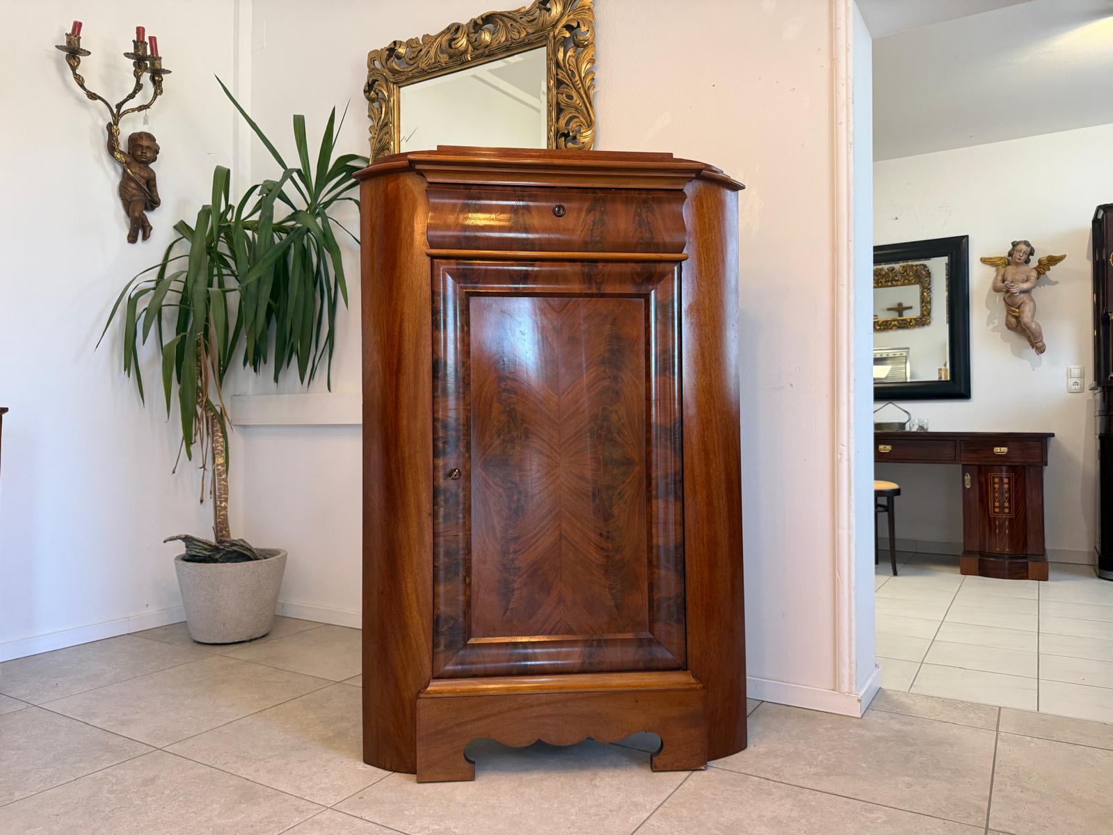 Biedermeier Eckschrank Eckanrichte Originalstück aus Nussholz D2904
