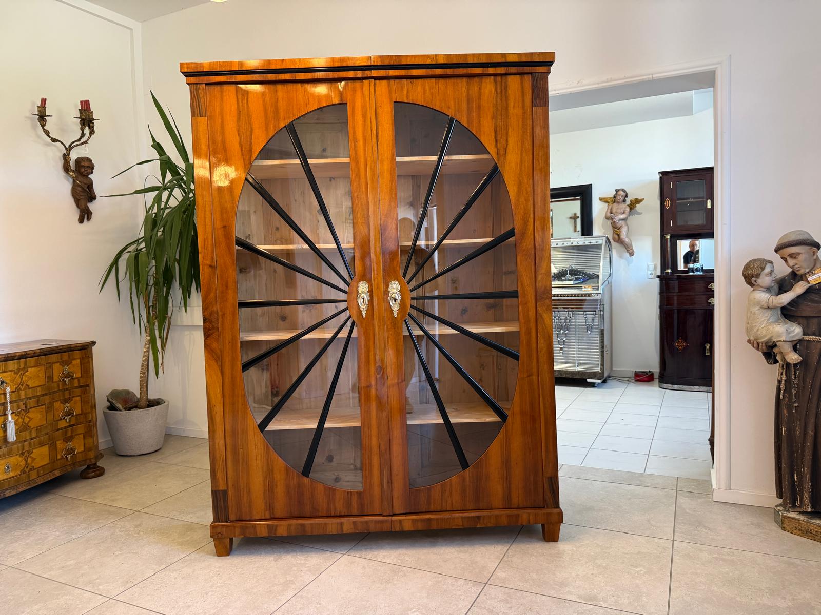 Biedermeier Vitrine Sonnenvitrine Bücherschrank Bibliotheksschrank Nussholz D2607