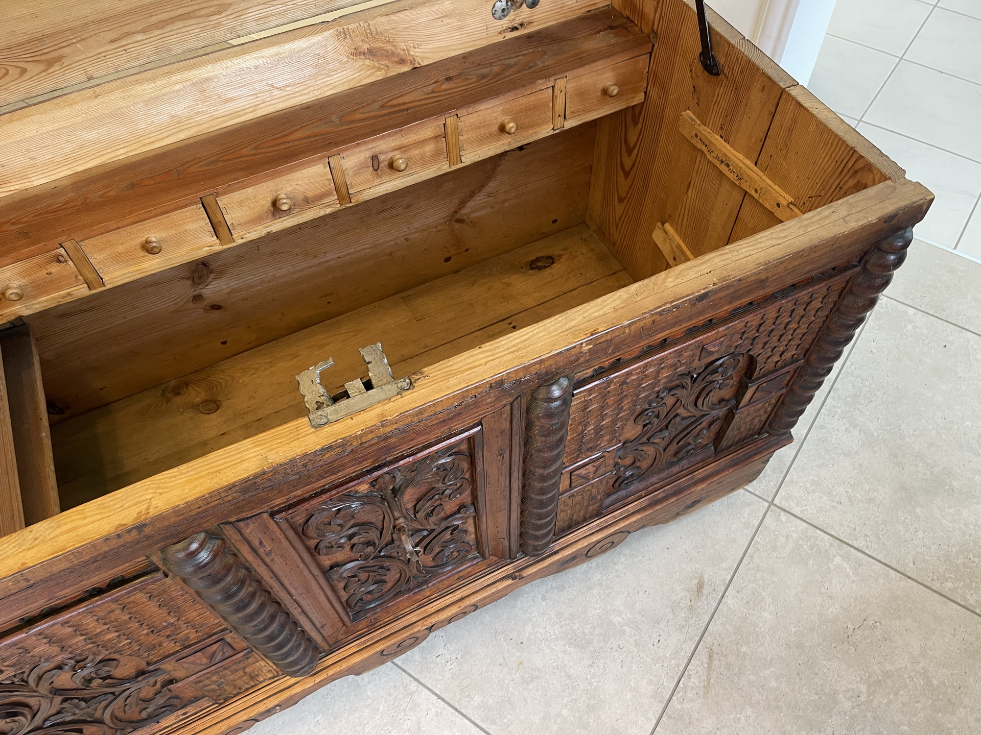 Barock-Biedermeier-121 Originale Barock Truhe Beschnitzt Naturholz A4190