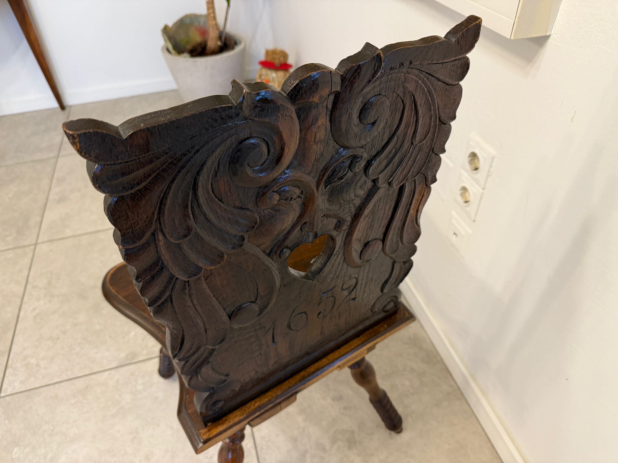 Bauernsessel Alpenraum, um 1650 Fabelwesen Nussholz G2331