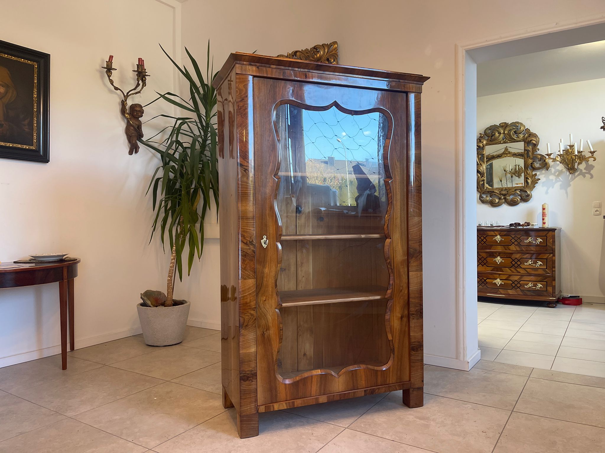 ec4811e5-3aa3-4f36-9980-2b5e44f4591f SALE Biedermeier Vitrine Bücherschrank Sammlervitrine, Nussholz A5102