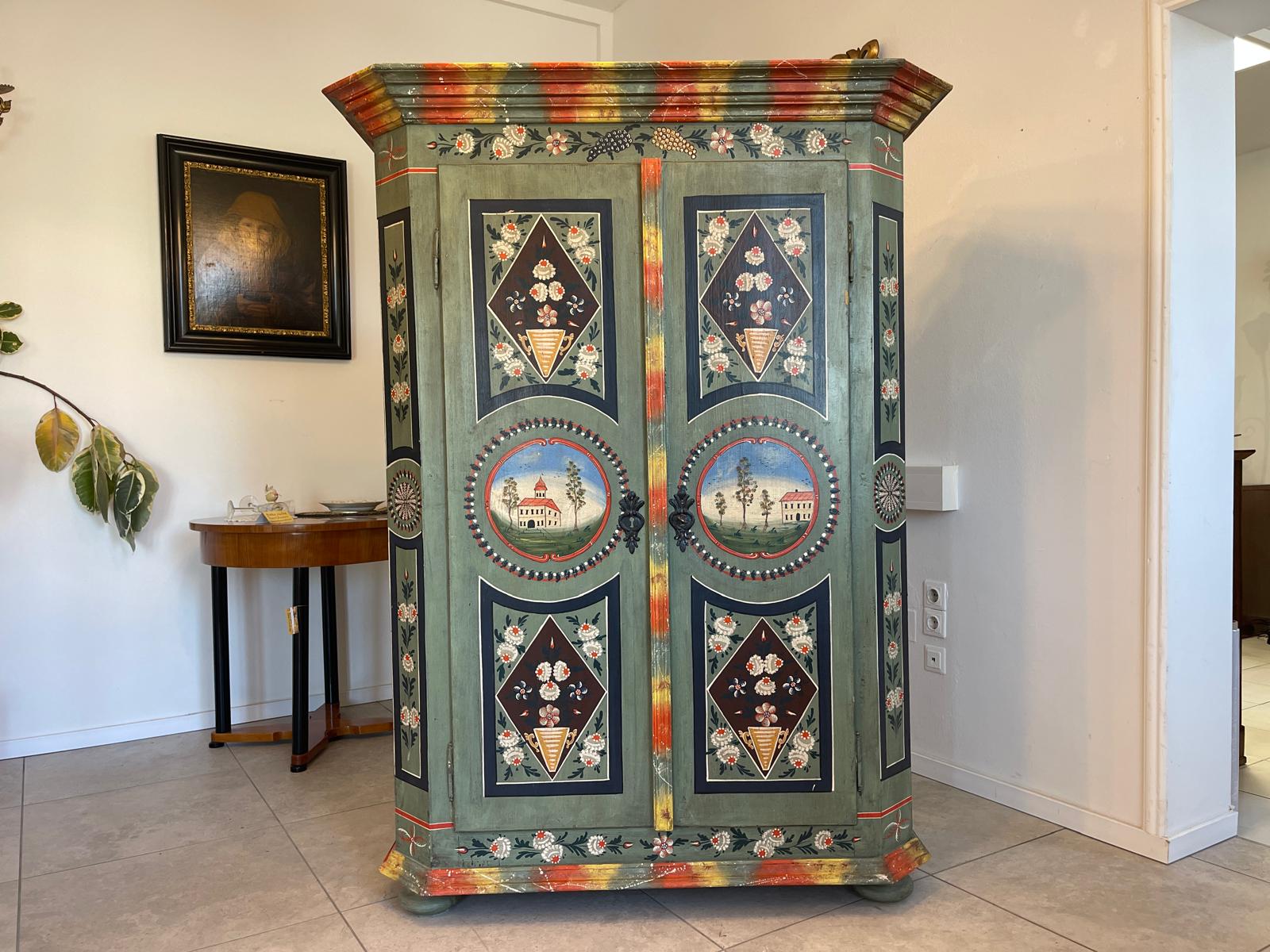 Handbemalter Bauernschrank mit Blumendekor, antiker Bauernkasten G1306