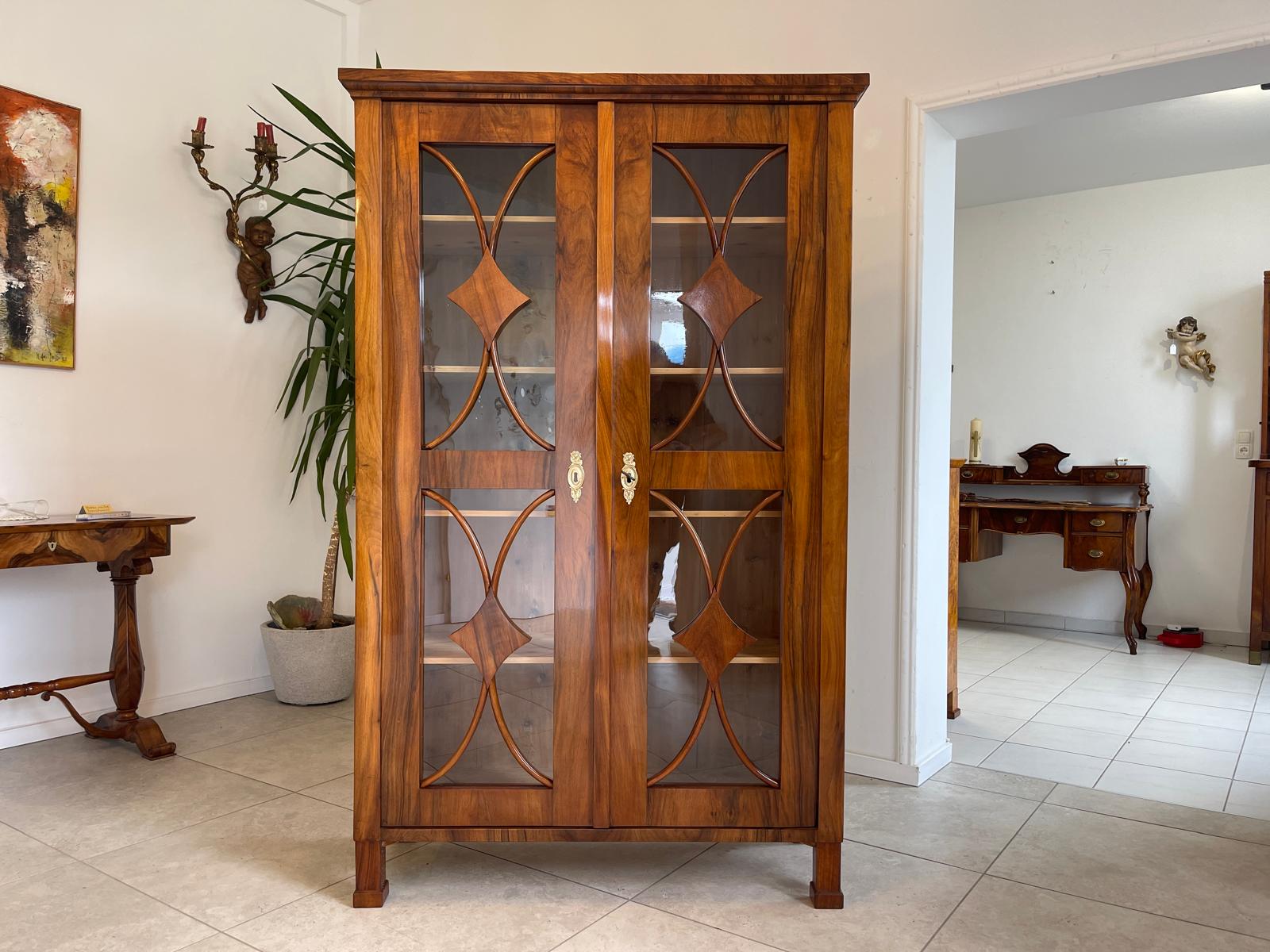 Restaurierte Biedermeier Vitrine Bücherschrank Glasschrank ANTIQUITÄT Nussholz G1678