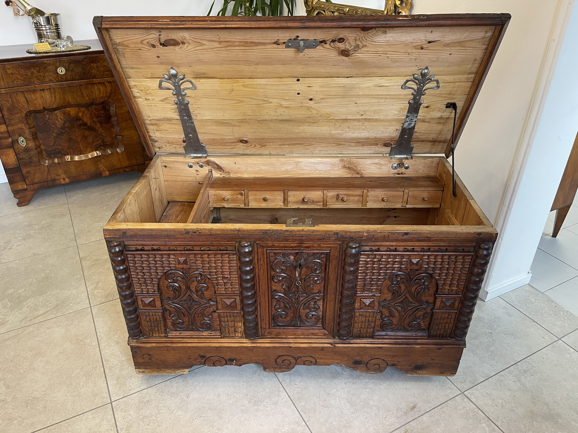 Barock-Biedermeier-120 Originale Barock Truhe Beschnitzt Naturholz A4190