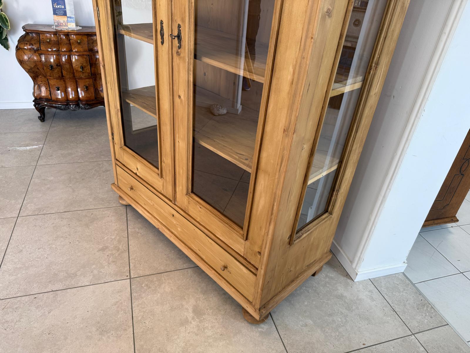 Antike Weichholz Bauernvitrine Vitrine Naturholz Glasvitrine Alte Bauernmöbel D1184